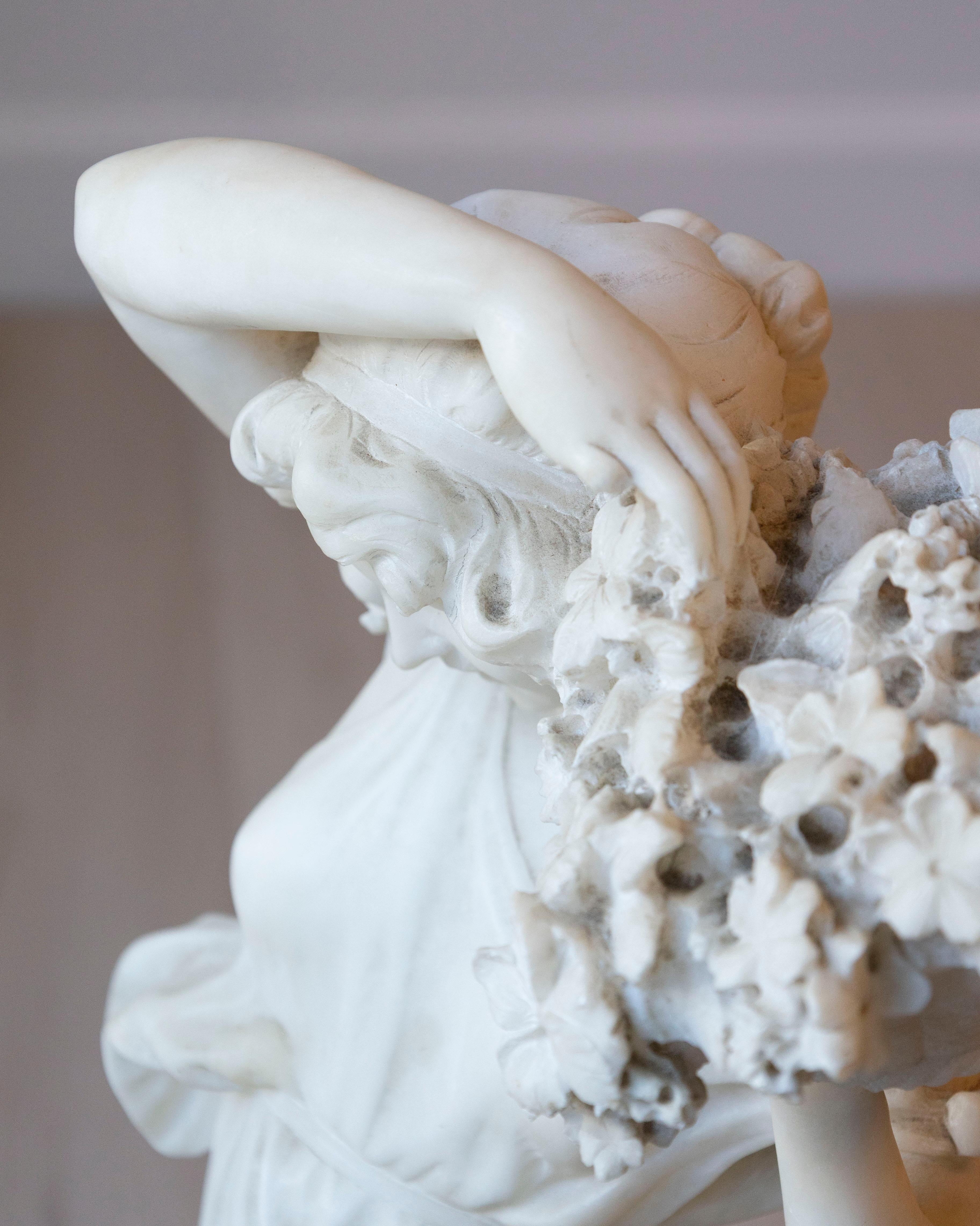 Figura di ragazza in fiore in alabastro di Volterra della fine del XIX secolo/inizio XX secolo in vendita 2