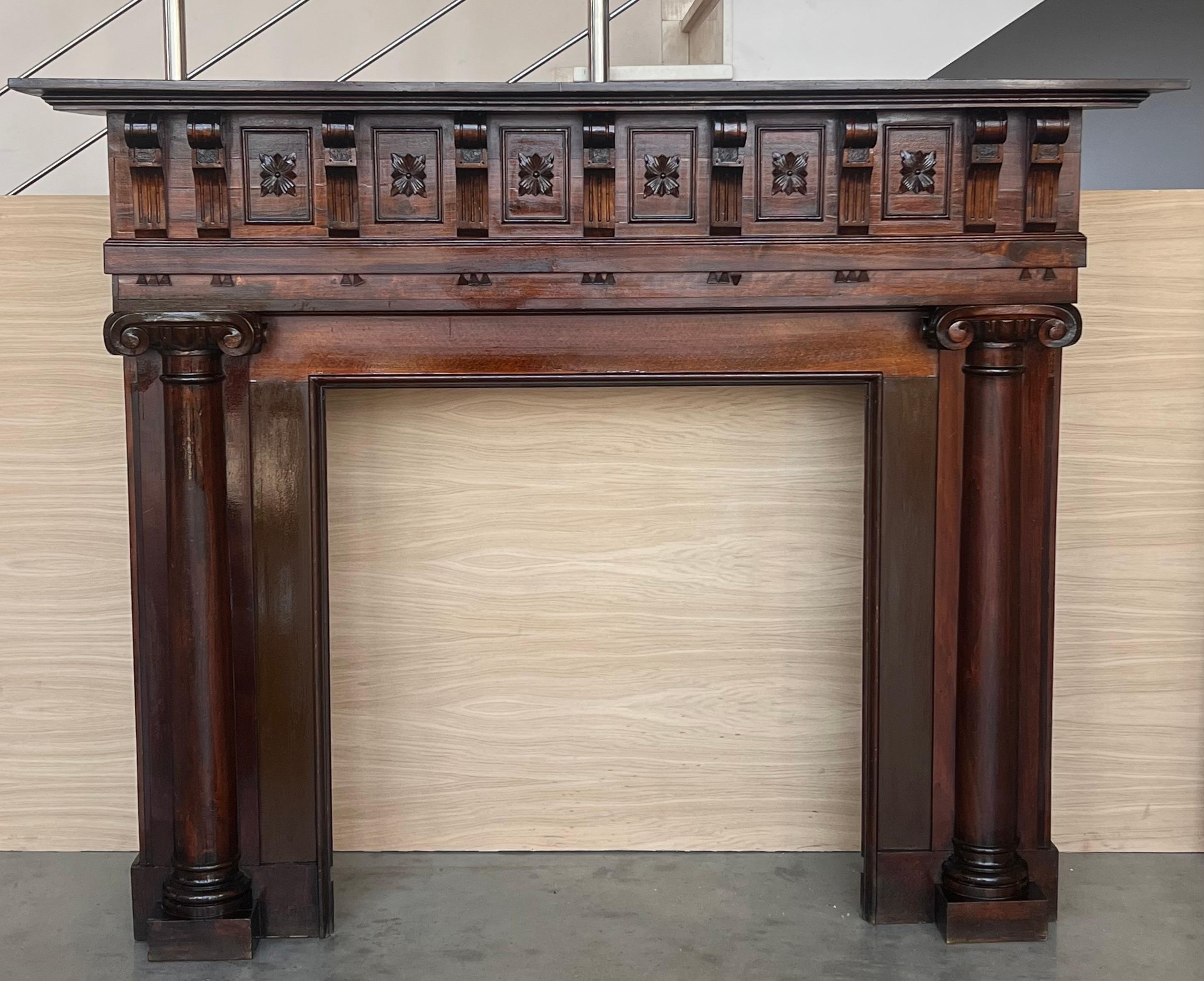 A handsome antique Edwardian style oak fire mantel dating from the early 20th century. This fire surround is substantially constructed in solid oak with a beautiful colour that will make a spectacular focal point of a chimneybreast. Features include