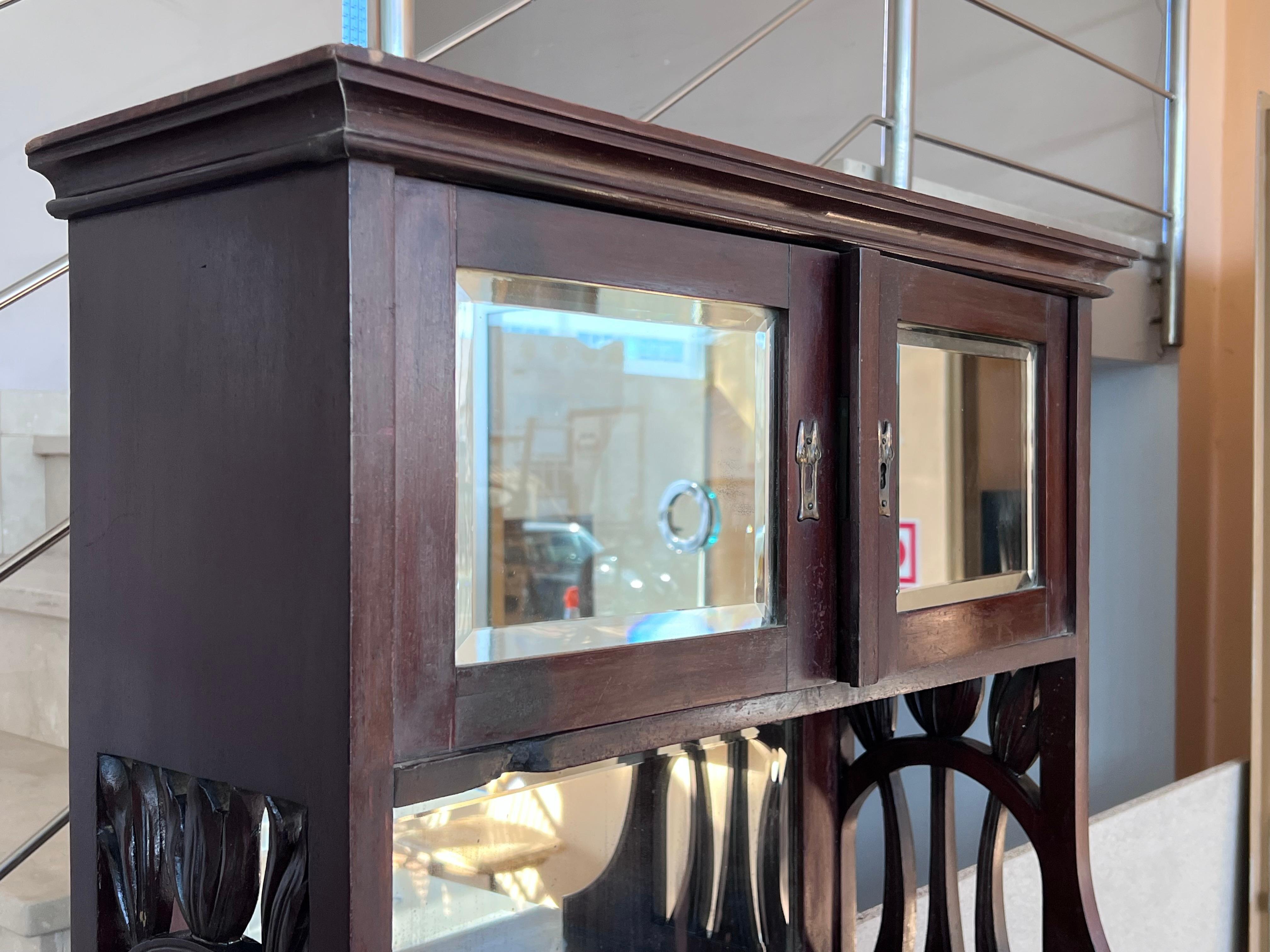 Art nouveau Cabinet en noyer Art Nouveau de la fin du 19ème siècle en vente