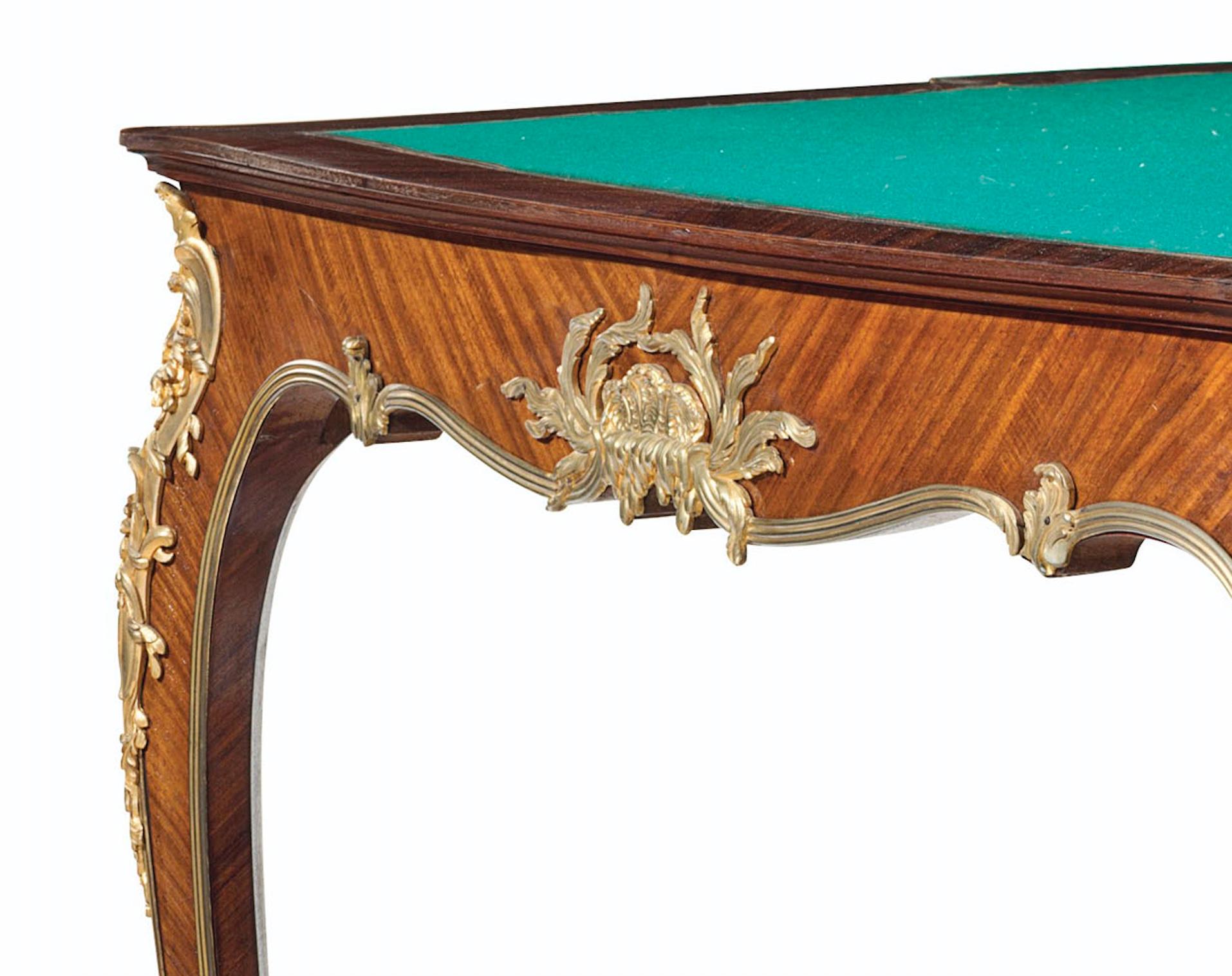 Français Table à jeux en bois de roi et parquet satiné, montée sur bronze, de la fin du XIXe siècle en vente