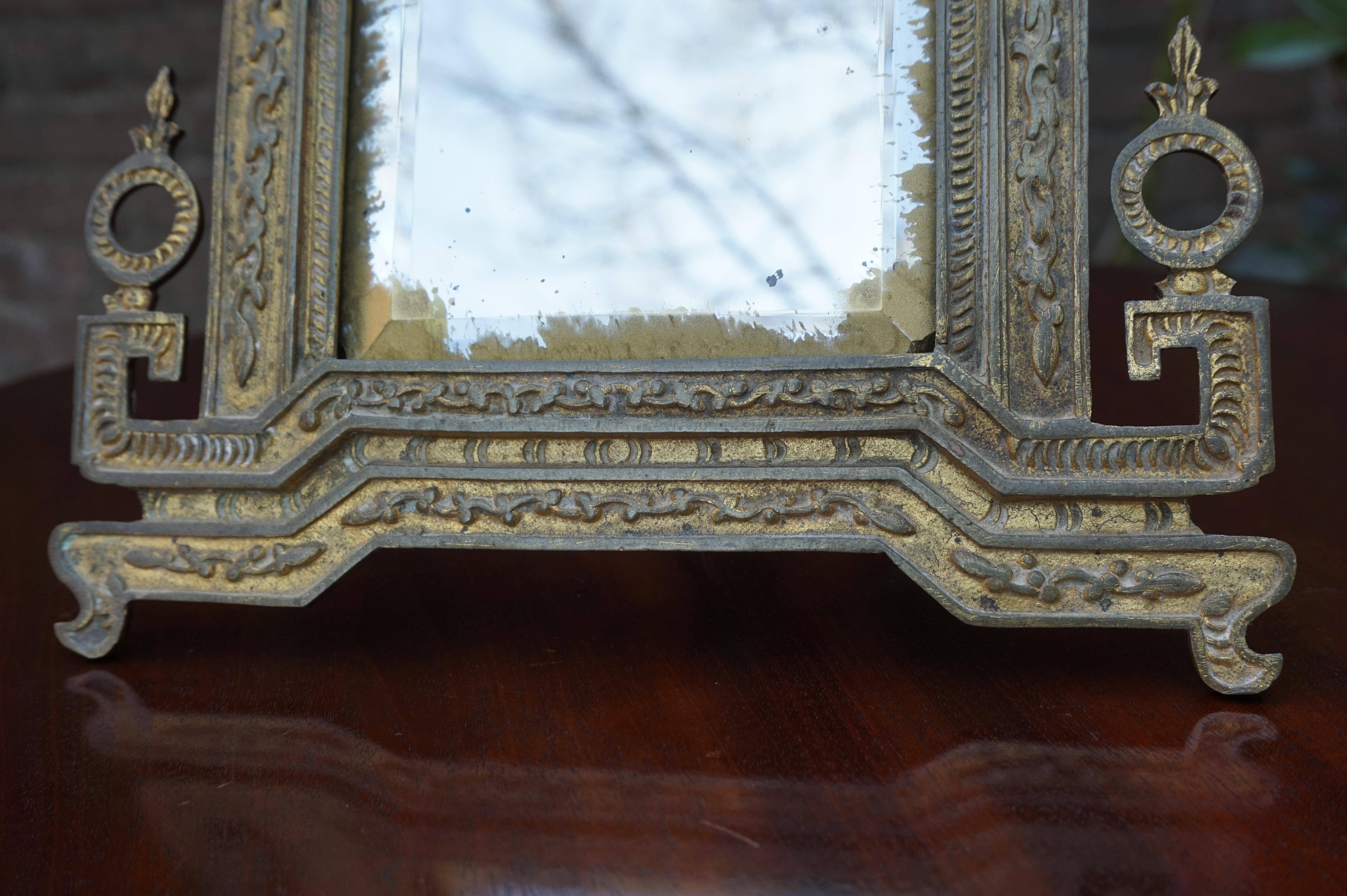 20ième siècle Miroir de table en bronze doré de la fin du XIXe ou du début du XXe siècle, de style chinois ou chinoiserie en vente
