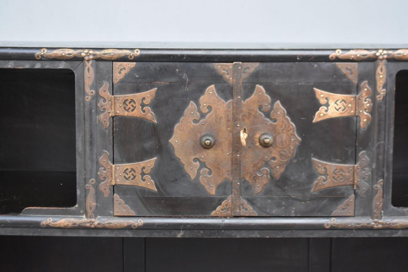 Late 19th Original Wood Blackened Trunk Korea Brass Decor Swastika In Fair Condition In Marseille, FR