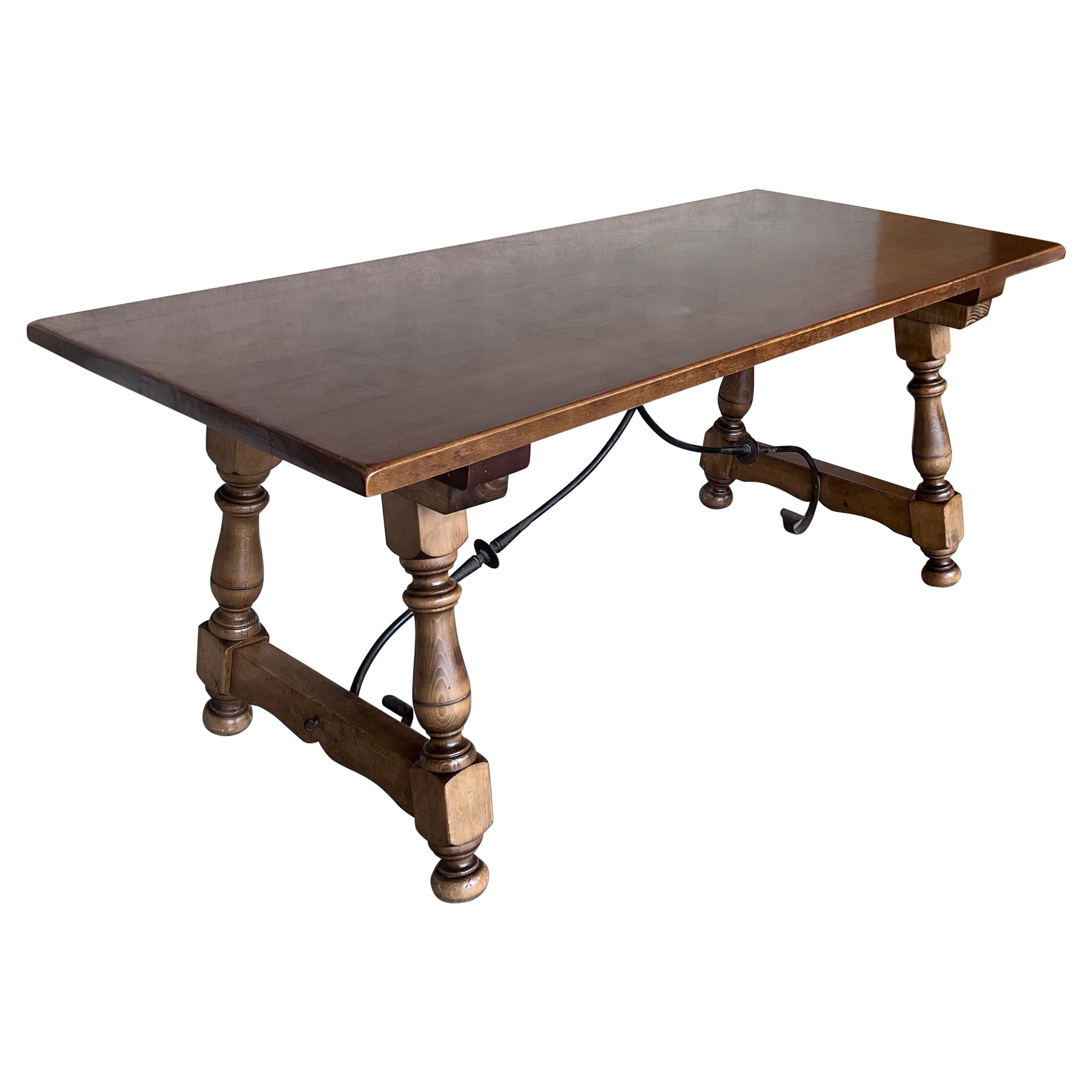 Mesa Fratino de comedor de nogal español de finales del XIX con camilla de hierro en venta
