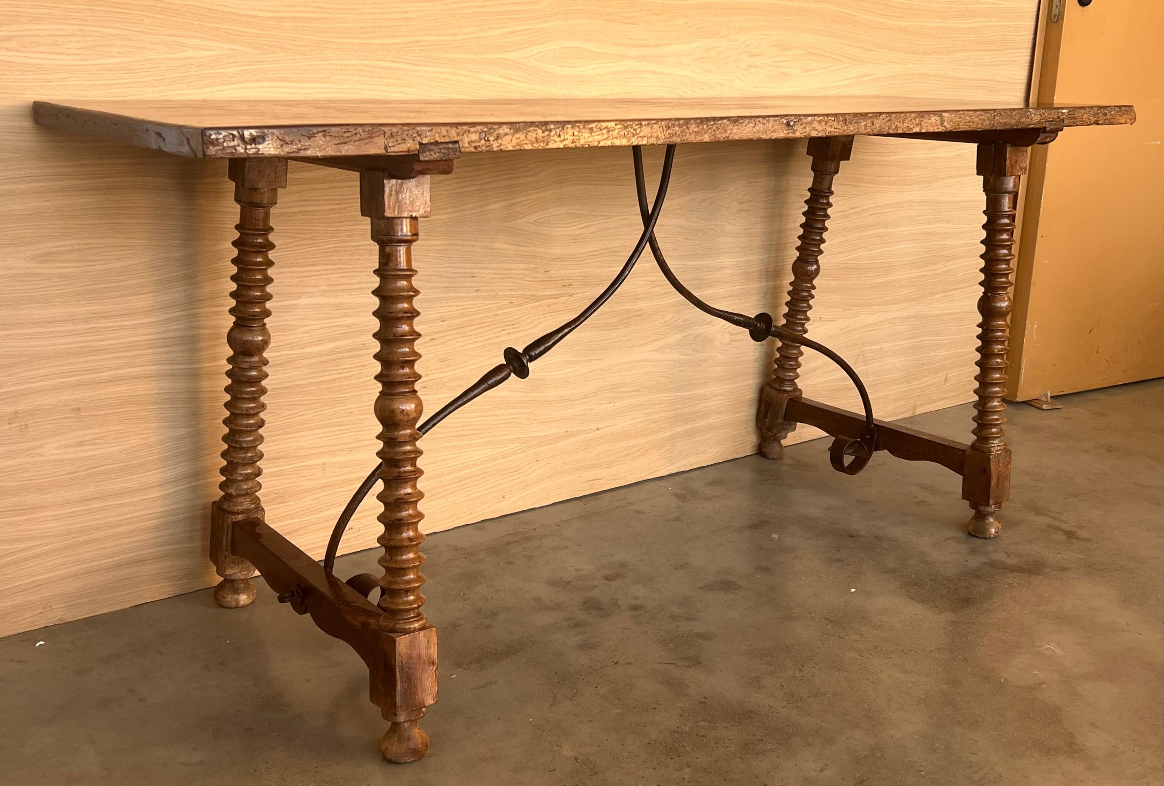 Spätes 19. Jahrhundert Spanischer Nussbaum Esstisch oder Schreibtisch Fratino Tisch mit eiserner Bahre (Eisen) im Angebot