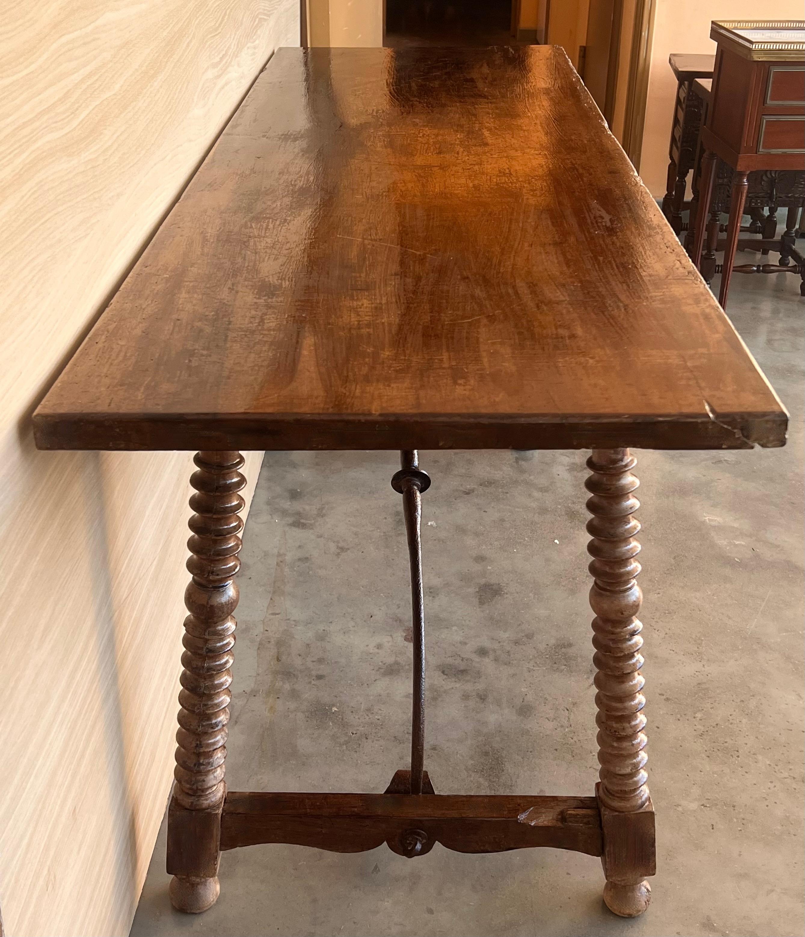 Spätes 19. Jahrhundert Spanischer Nussbaum Esstisch oder Schreibtisch Fratino Tisch mit eiserner Bahre im Angebot 1