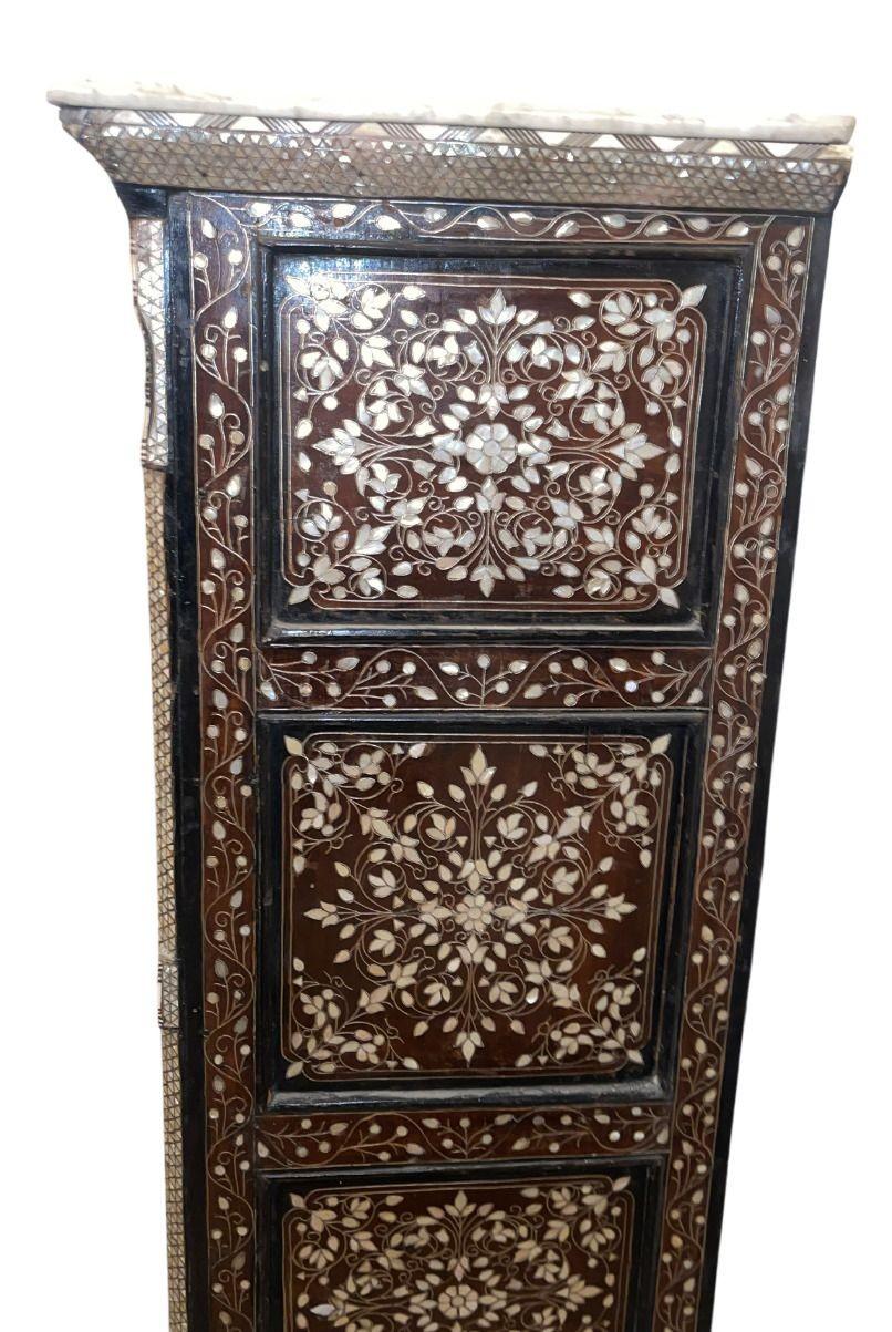 Coffre à serpentin en marqueterie de perles de Syrie de la fin du 19e siècle, dédié au prince Selim Daouk Bon état - En vente à Los Angeles, CA