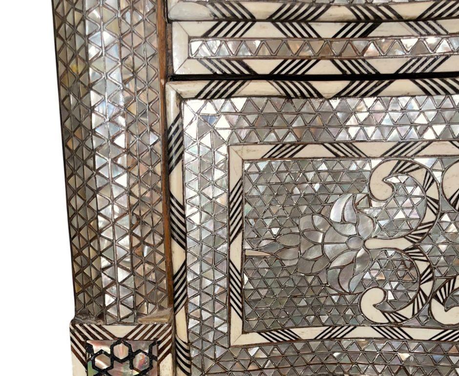 XIXe siècle Coffre à serpentin en marqueterie de perles de Syrie de la fin du 19e siècle, dédié au prince Selim Daouk en vente