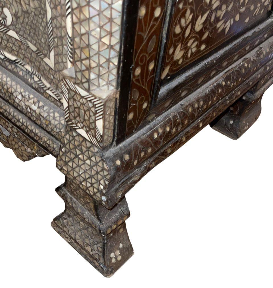 Coffre à serpentin en marqueterie de perles de Syrie de la fin du 19e siècle, dédié au prince Selim Daouk en vente 1