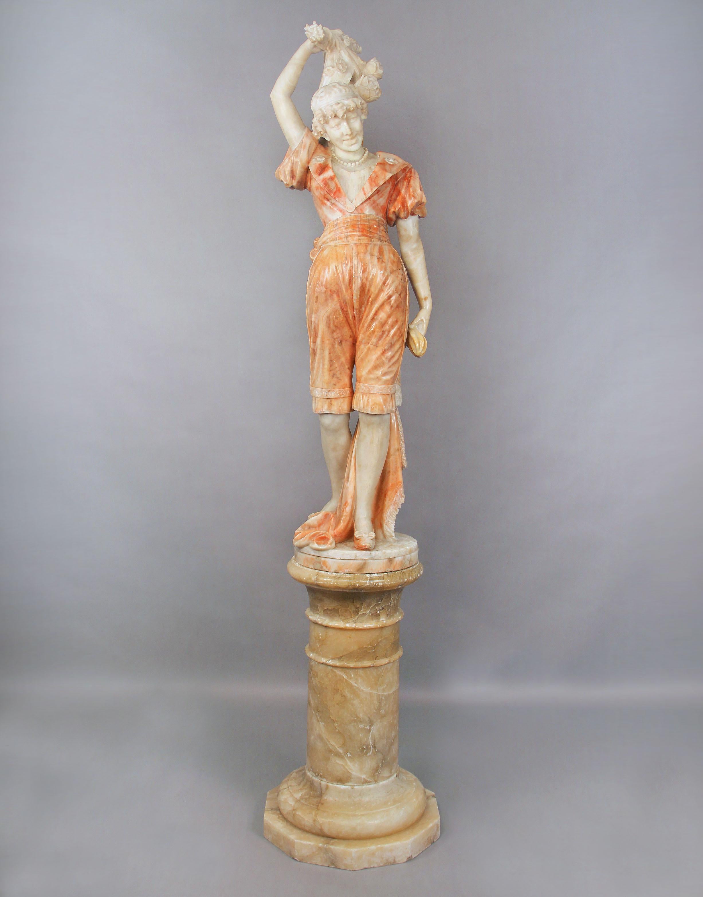 Eine schöne geschnitzte italienische Alabasterfigur einer Frau mit Blumen aus dem späten 19. und frühen 20.


Die Frau trägt eine weiß geäderte, orangefarbene Alabasterhose und eine Jacke, in der Hand hält sie ein Blumenbündel.  Stehend auf einem