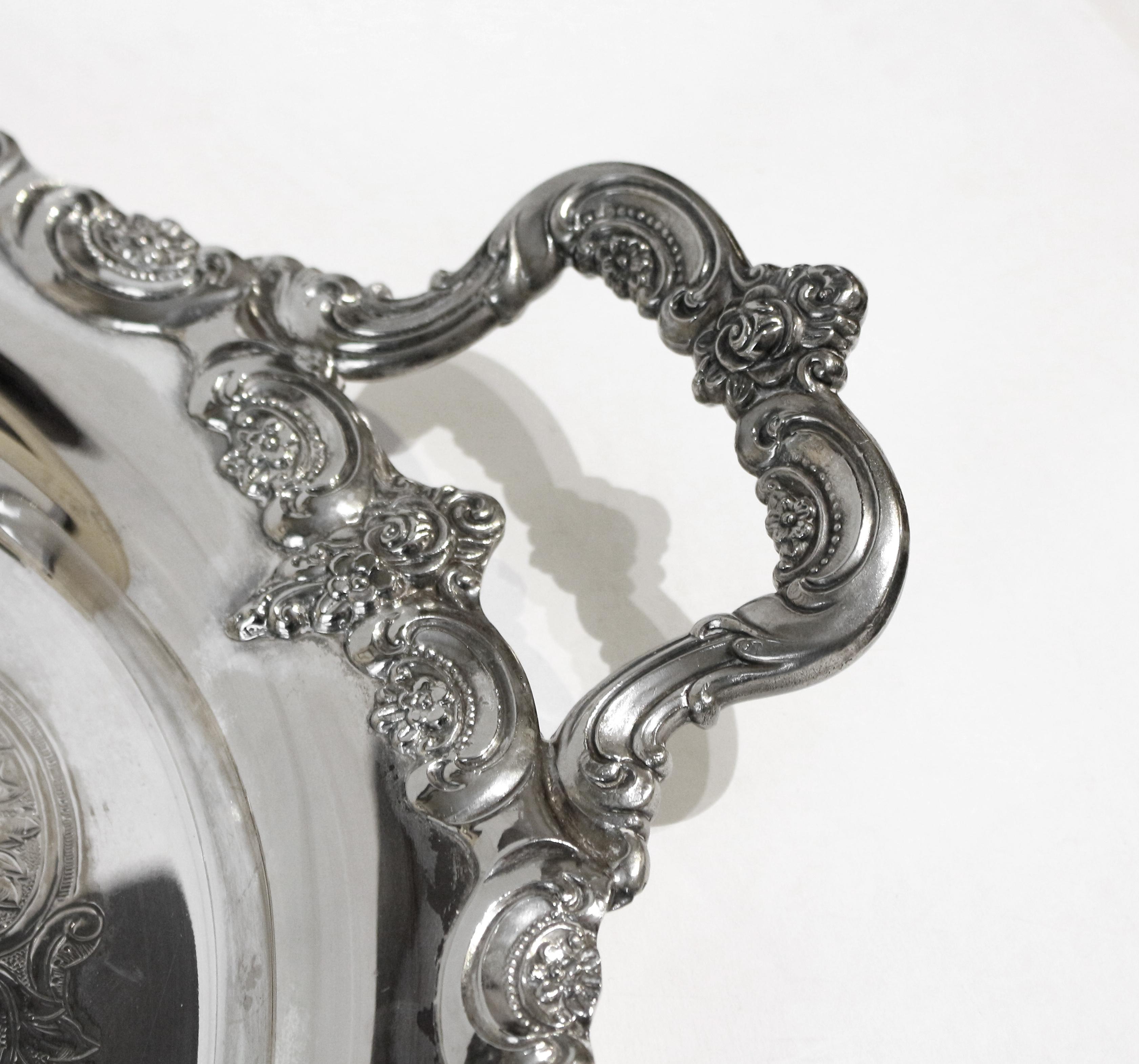 Ovales Teetablett im Rokoko-Stil, Silberplatte von Towle. Groß und elegant mit Blümchen und C-Rollen-Bordüre. Gezeichnet 