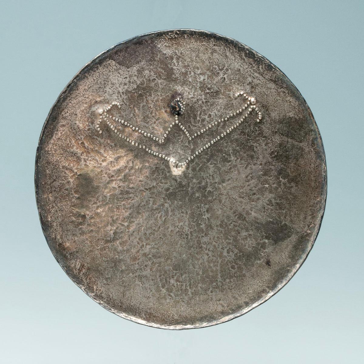 Disque pectoral ou plastron de la fin du XIXe siècle au début du XXe siècle, peuple Tetum, île de Timor, Indonésie

Ces énigmatiques disques d'argent martelés à la main étaient portés comme symboles de statut par des hommes prestigieux lors de