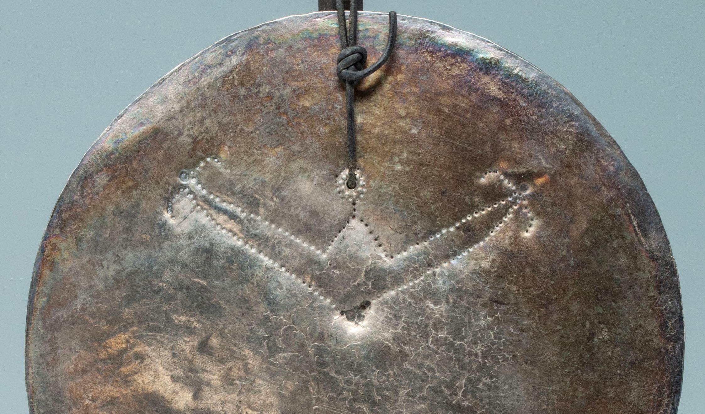 Fait main Disque pectoral en argent de la fin du XIXe siècle au début du XXe siècle, île de Timor, Indonésie en vente