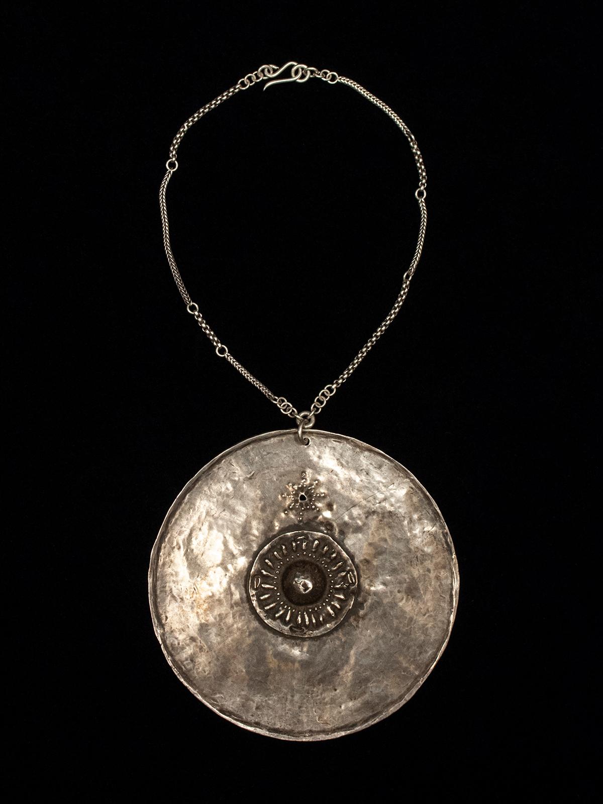 Collar pectoral de plata de finales del siglo XIX o principios del XX de Jewels, Timor

La diseñadora de joyas de Santa Fe, Jewels, ha utilizado una mezcla contemporánea de finas cadenas antiguas para presentar un disco pectoral de plata del