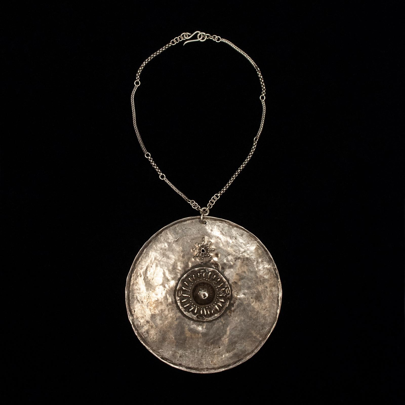 Collar pectoral de plata de finales del siglo XIX o principios del XX de Jewels, Timor Hecho a mano
