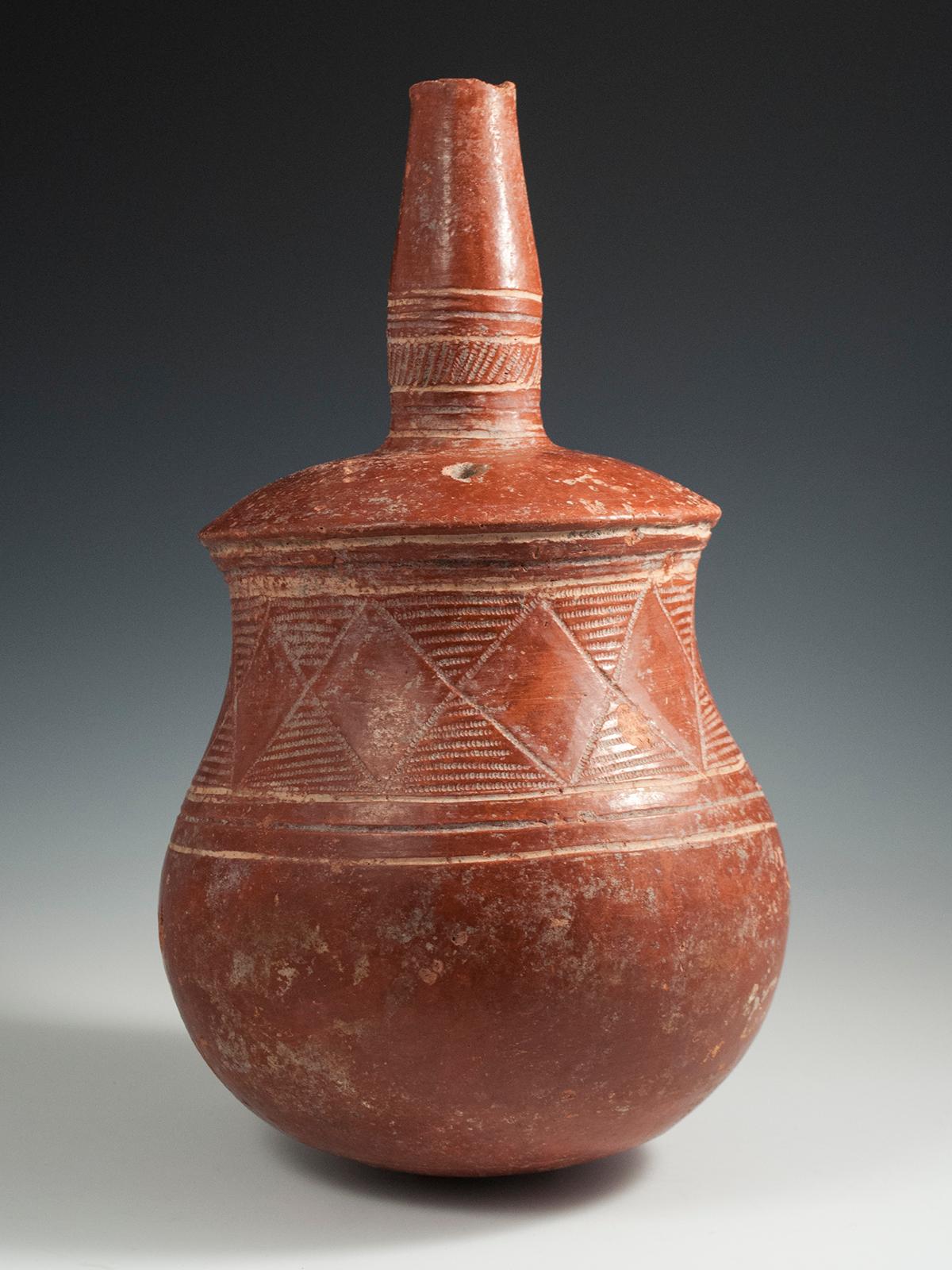 Terrakotta-Flasche mit Stammesmotiven aus dem späten 19. bis frühen 20. Jahrhundert, Djenne Area, Mali (Stammeskunst) im Angebot