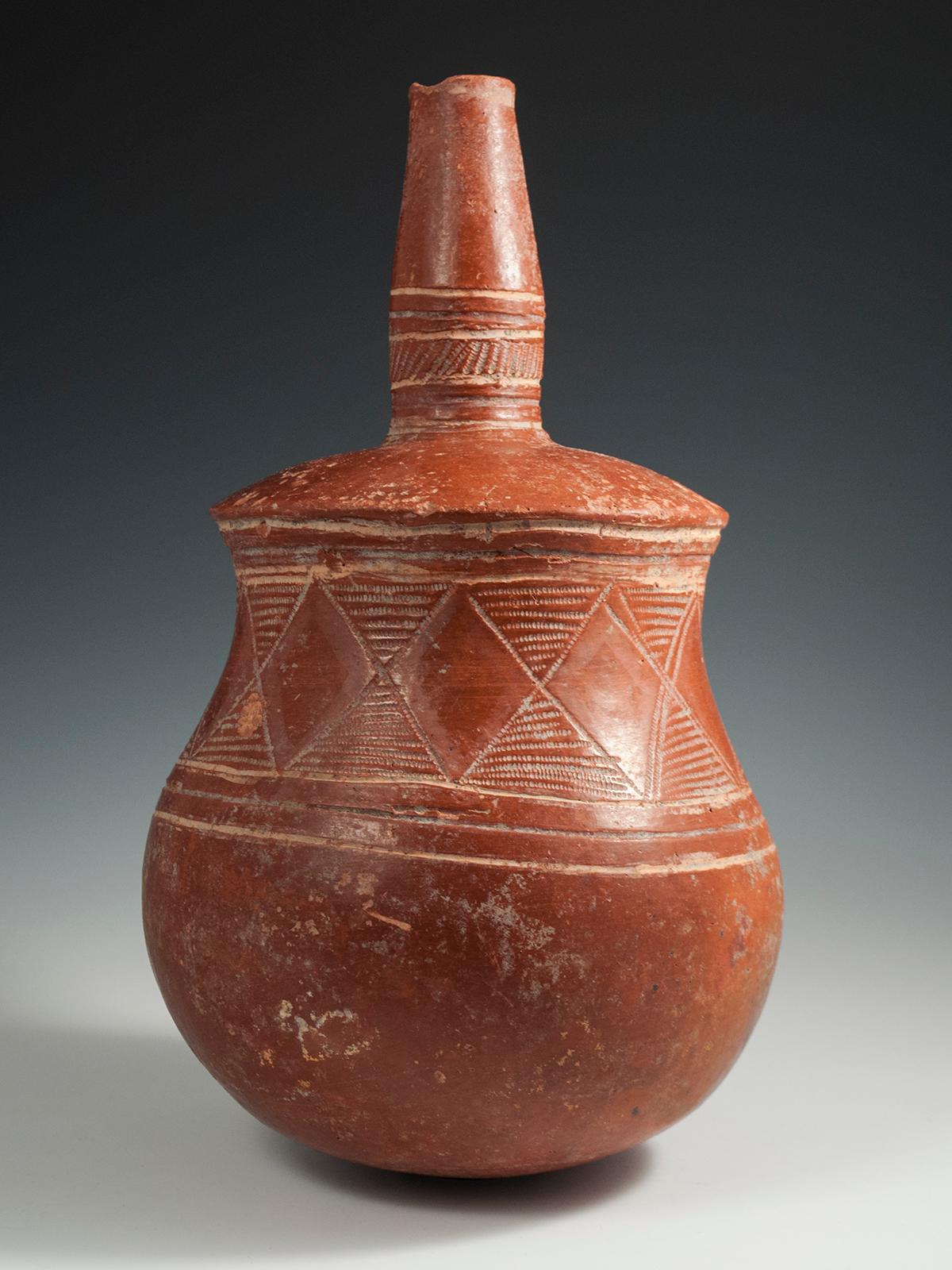 Terrakotta-Flasche mit Stammesmotiven aus dem späten 19. bis frühen 20. Jahrhundert, Djenne Area, Mali (Malisch) im Angebot