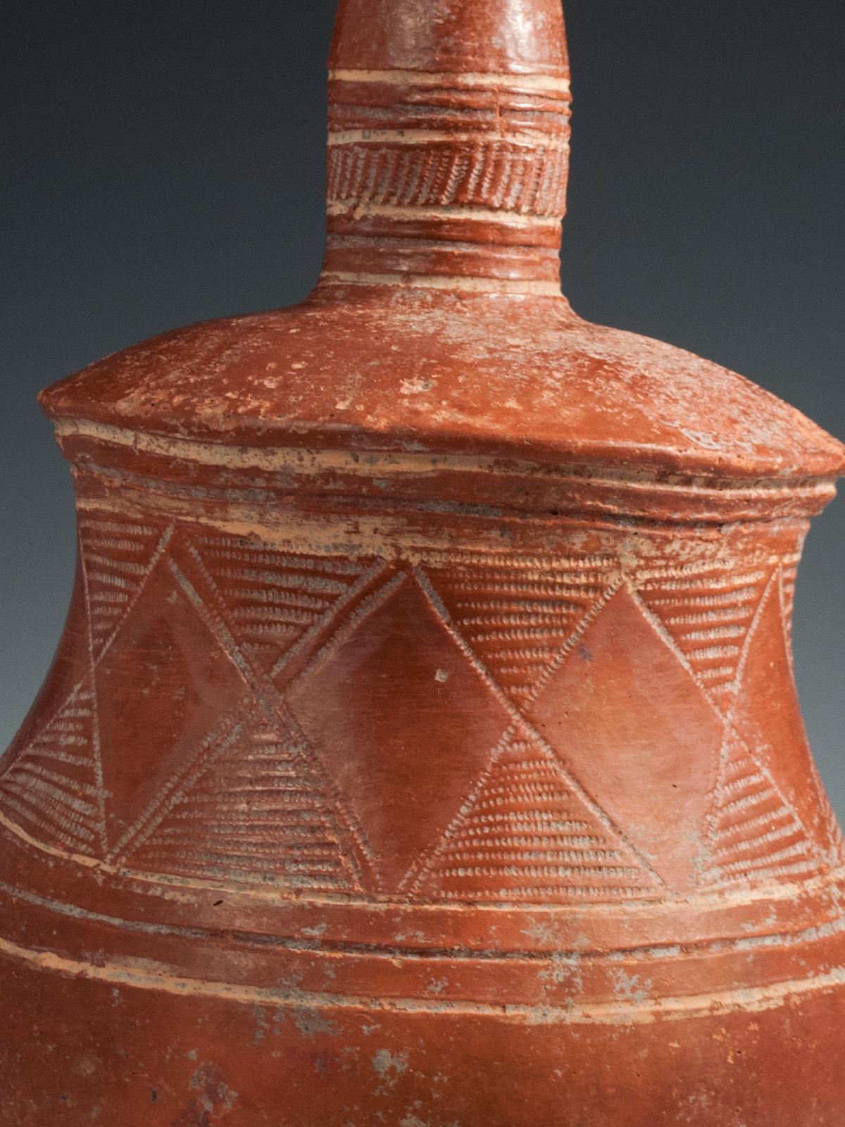 Terrakotta-Flasche mit Stammesmotiven aus dem späten 19. bis frühen 20. Jahrhundert, Djenne Area, Mali (Handgefertigt) im Angebot