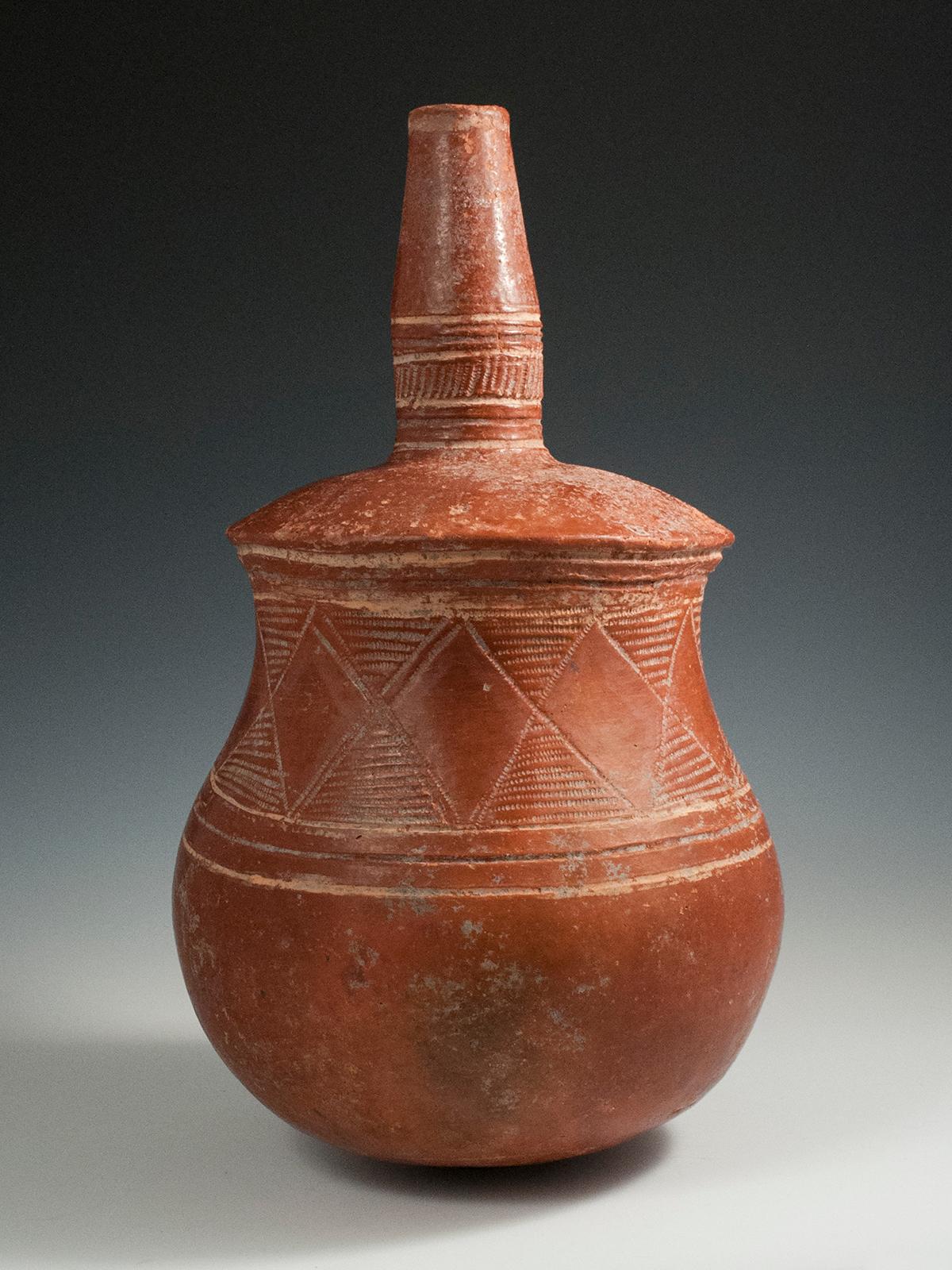 Terrakotta-Flasche mit Stammesmotiven aus dem späten 19. bis frühen 20. Jahrhundert, Djenne Area, Mali im Zustand „Gut“ im Angebot in Point Richmond, CA