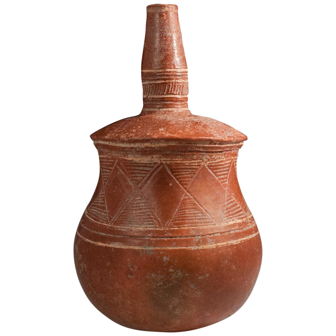Terrakotta-Flasche mit Stammesmotiven aus dem späten 19. bis frühen 20. Jahrhundert, Djenne Area, Mali