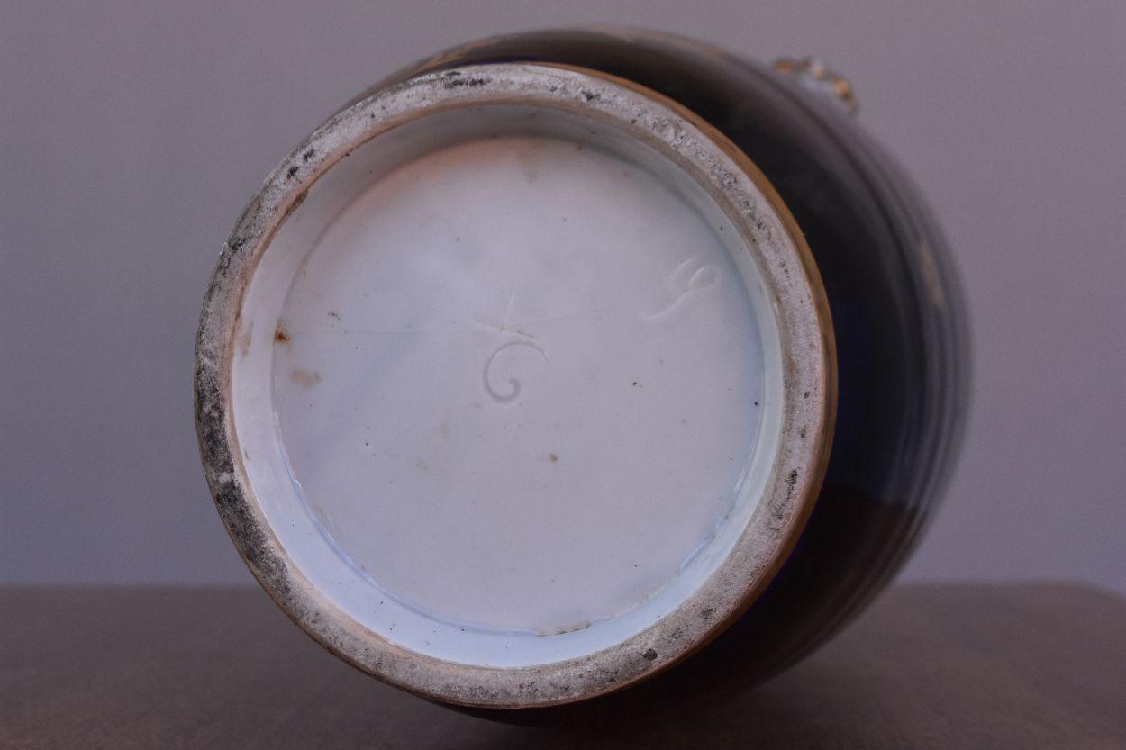 Vaso con manico dipinto in porcellana di Bayeux della fine del XIX secolo in vendita 7