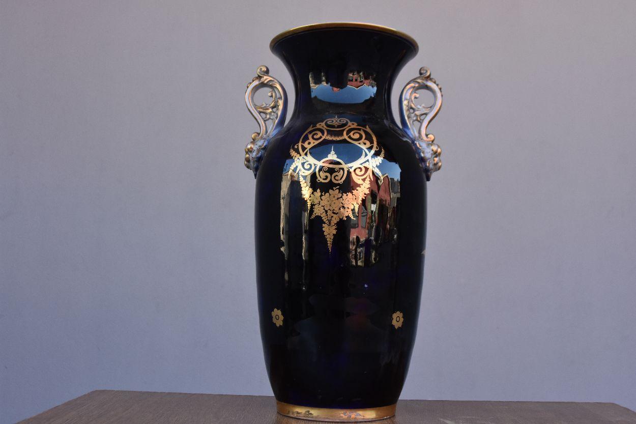 Late 19th Century Vase with Handle Painted in Bayeux Porcelain For Sale 3