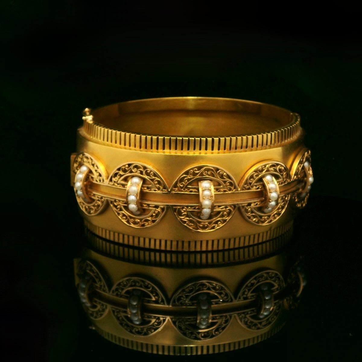 Très délicat bracelet en or jaune 18 carats serti de 25 perles. 

Poids : 54,9 grammes 

Largeur : 3.3 cm

Livré avec la boîte d'origine. 

Petit coup au dos du bracelet (voir photo)