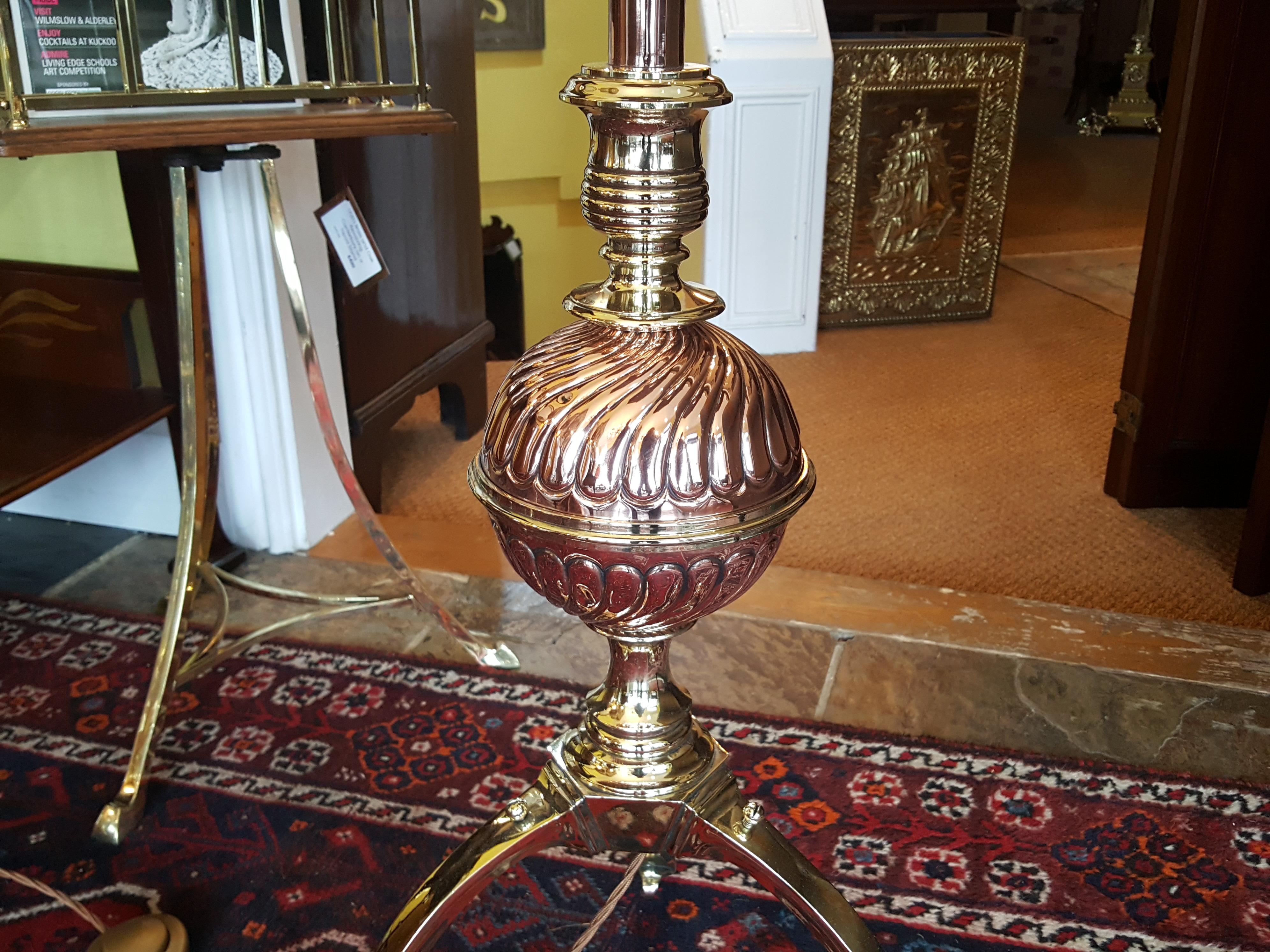 Late 19th Century Arts and Crafts Copper and Brass Adjustable Standard Oil Lamp In Good Condition For Sale In Altrincham, GB