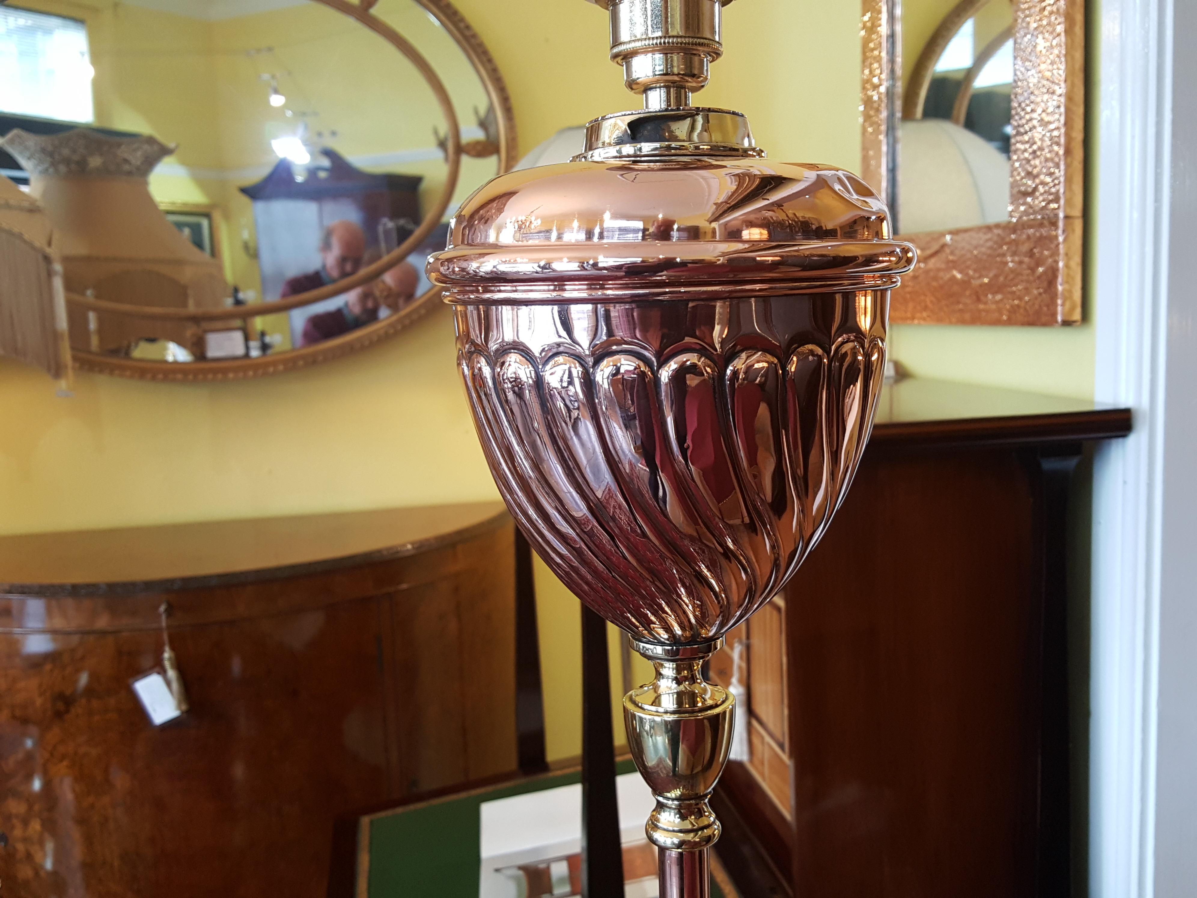 Cuivre Lampe à huile standard ajustable en cuivre et laiton de la fin du 19e siècle Arts et Métiers en vente