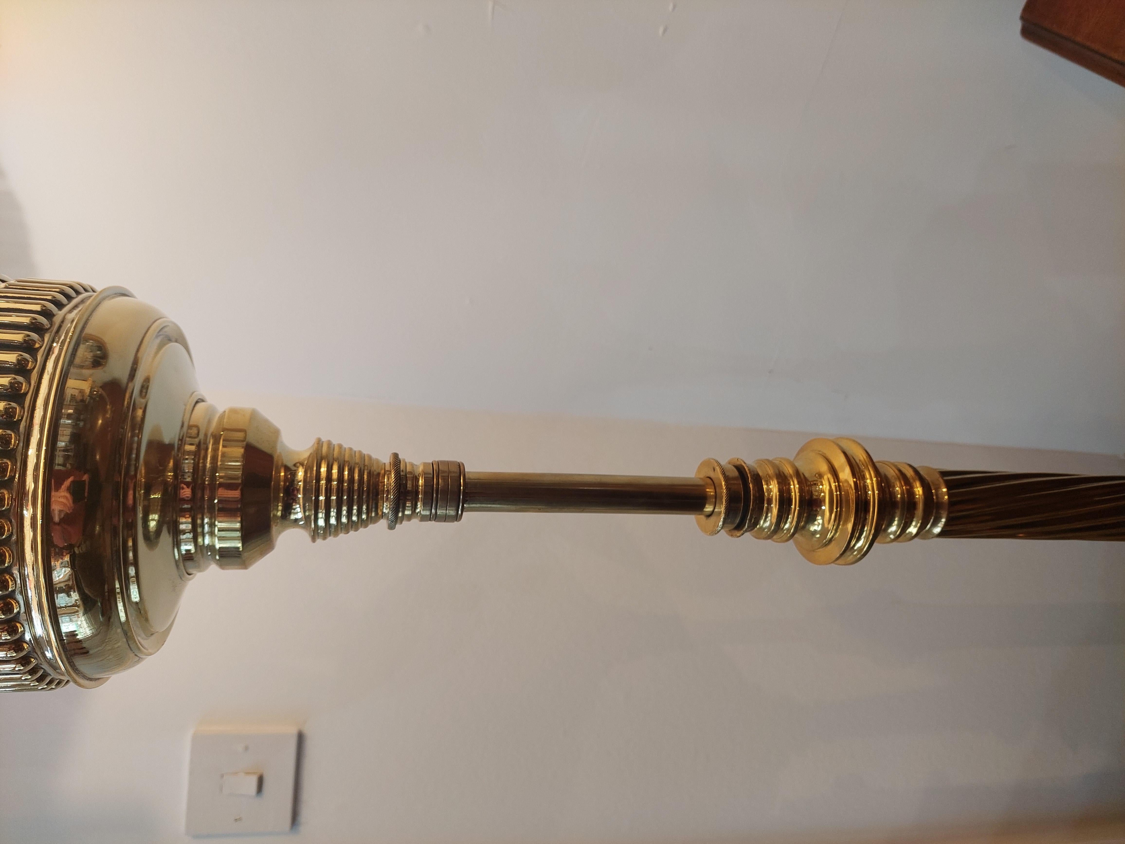 Lampe à huile standard à rallonge en laiton de la fin du 19e siècle Bon état - En vente à Altrincham, GB