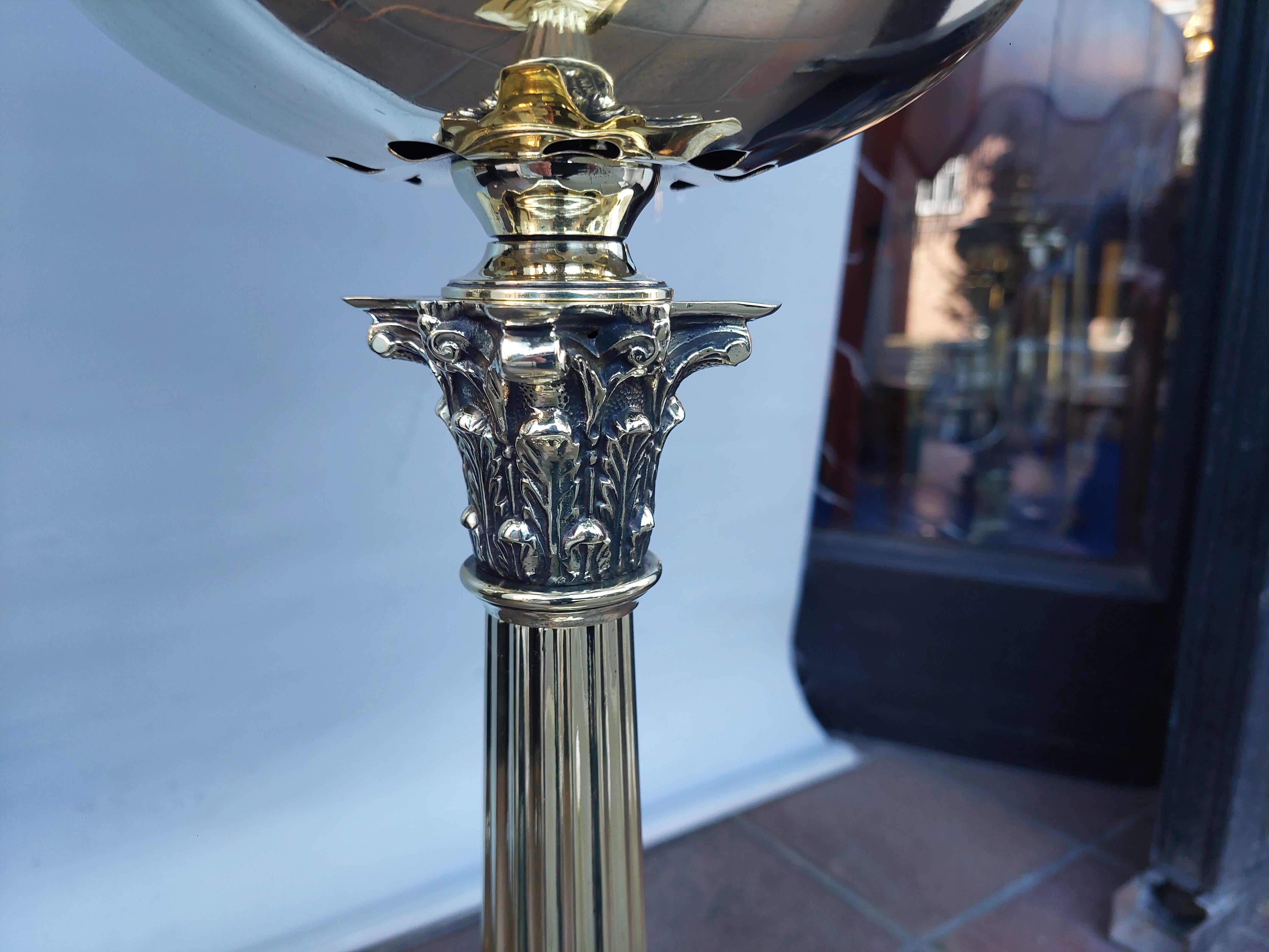 Lampe à huile en laiton à colonne corinthienne de la fin du XIXe siècle en vente 4