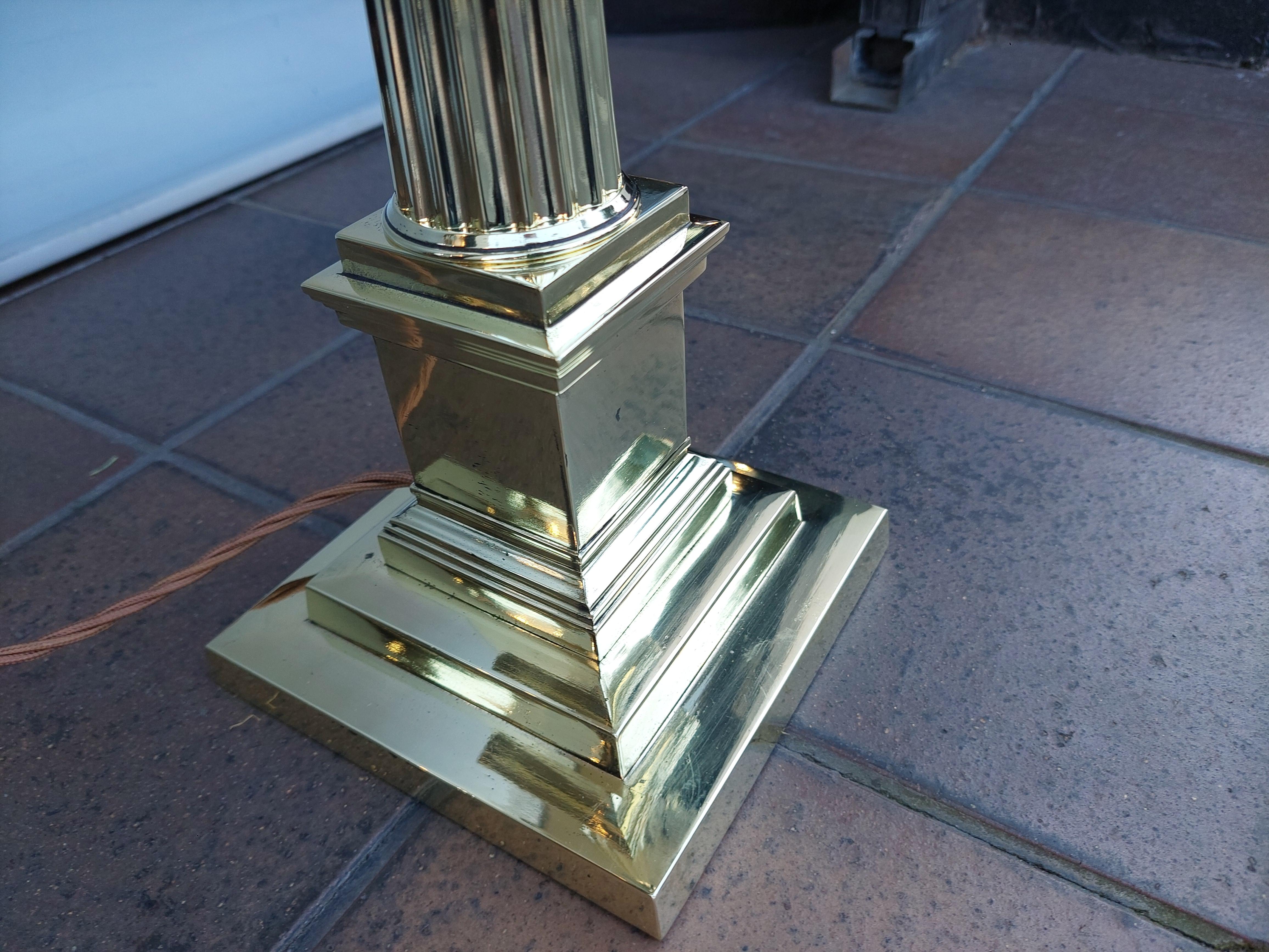 Lampe à huile en laiton à colonne corinthienne de la fin du XIXe siècle en vente 5