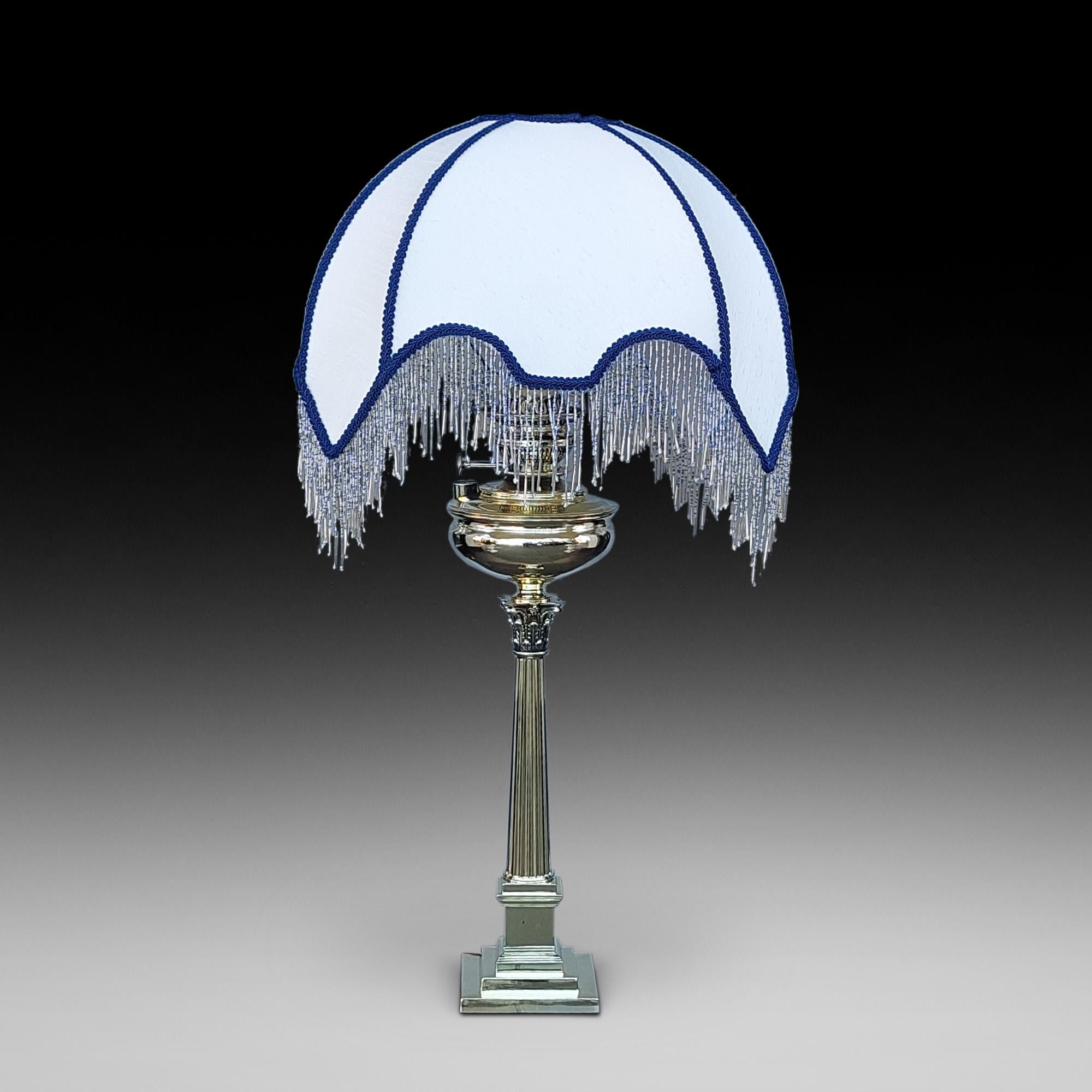 Lampe à huile en laiton à colonne corinthienne de la fin du 19e siècle - sur socle carré à gradins - convertie en lampe électrique - Baxendale & Co, Manchester fondée en 1863 - 18 