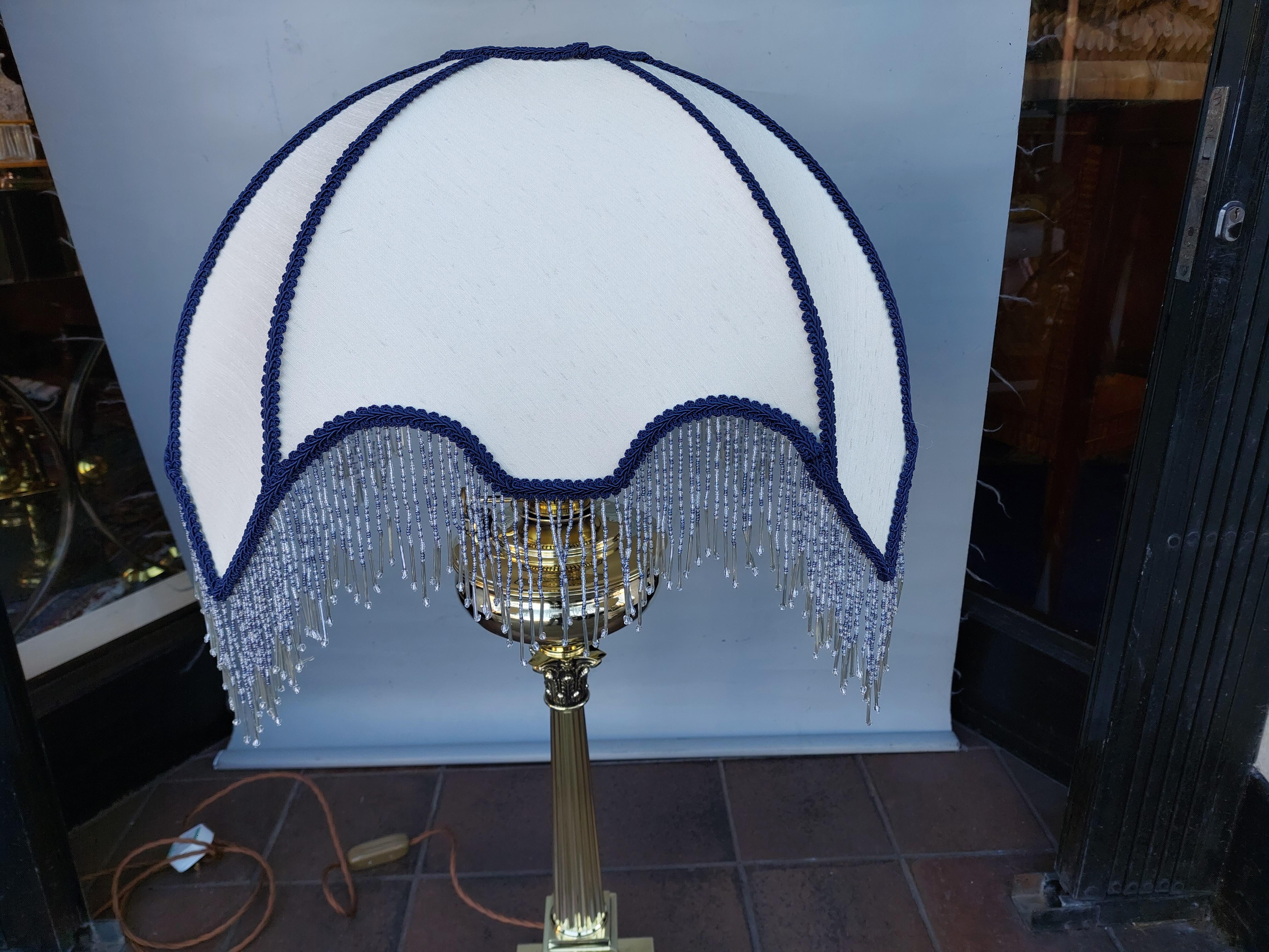 Victorien tardif Lampe à huile en laiton à colonne corinthienne de la fin du XIXe siècle en vente