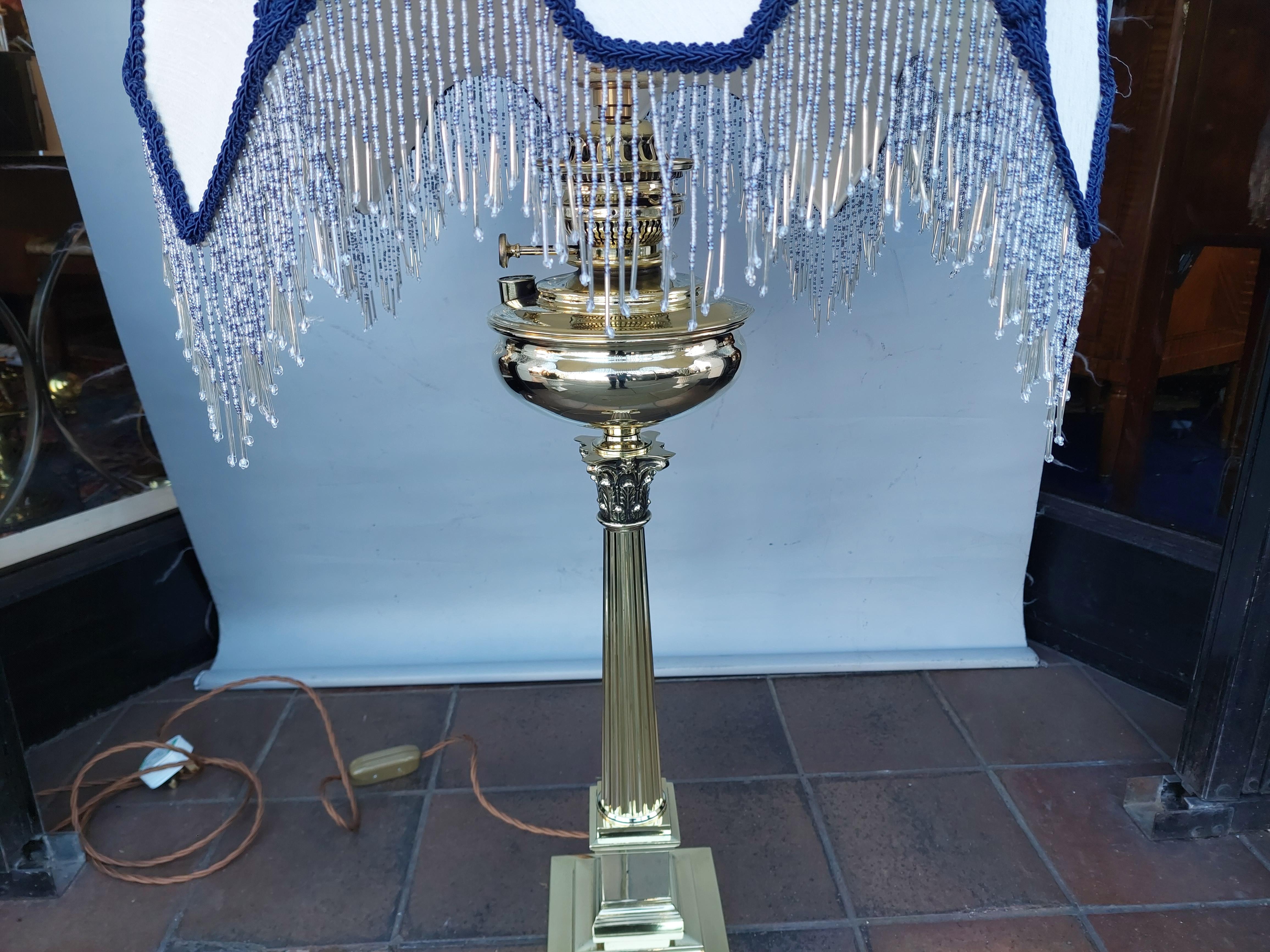 Anglais Lampe à huile en laiton à colonne corinthienne de la fin du XIXe siècle en vente
