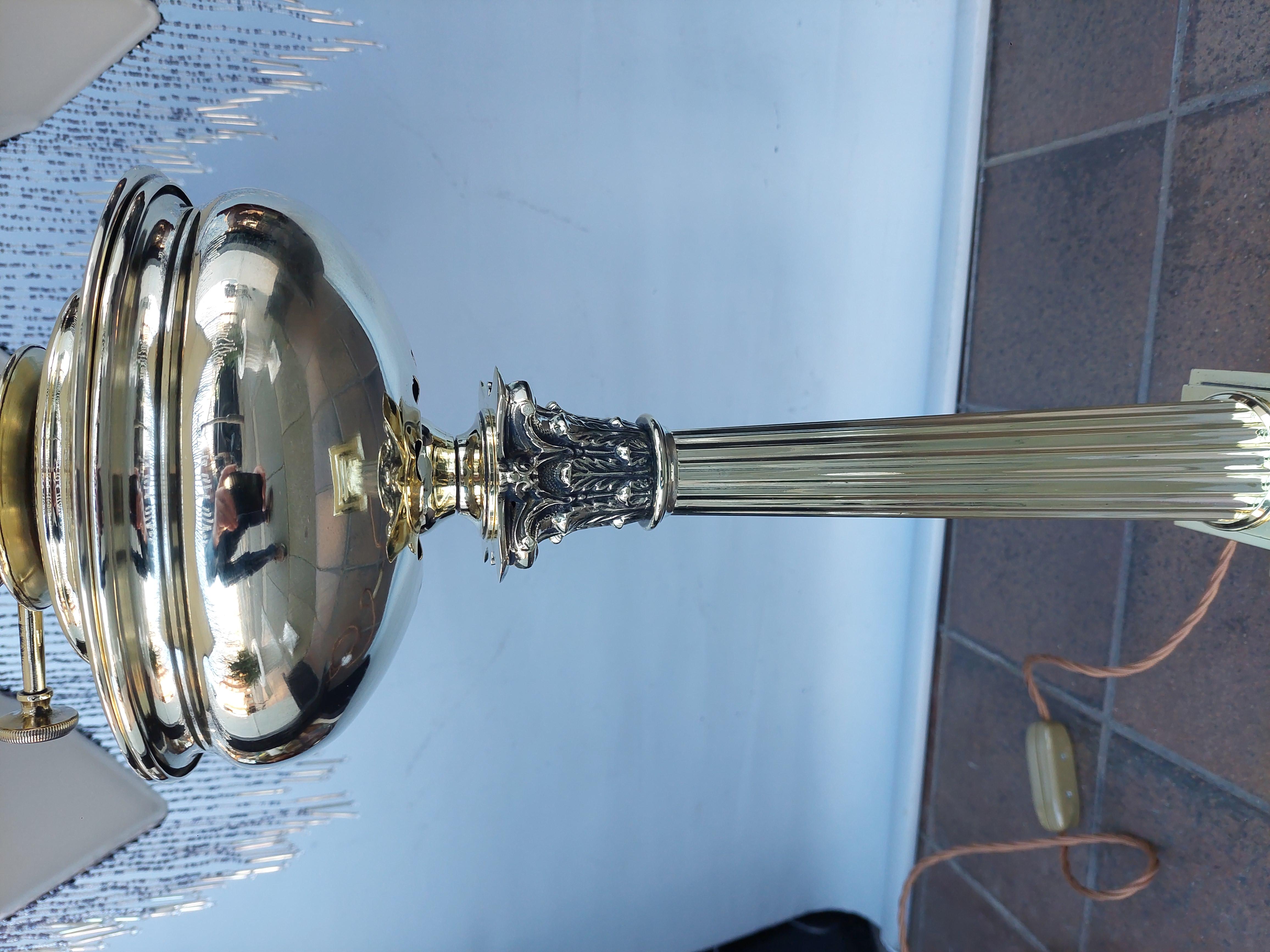 Lampe à huile en laiton à colonne corinthienne de la fin du XIXe siècle en vente 1