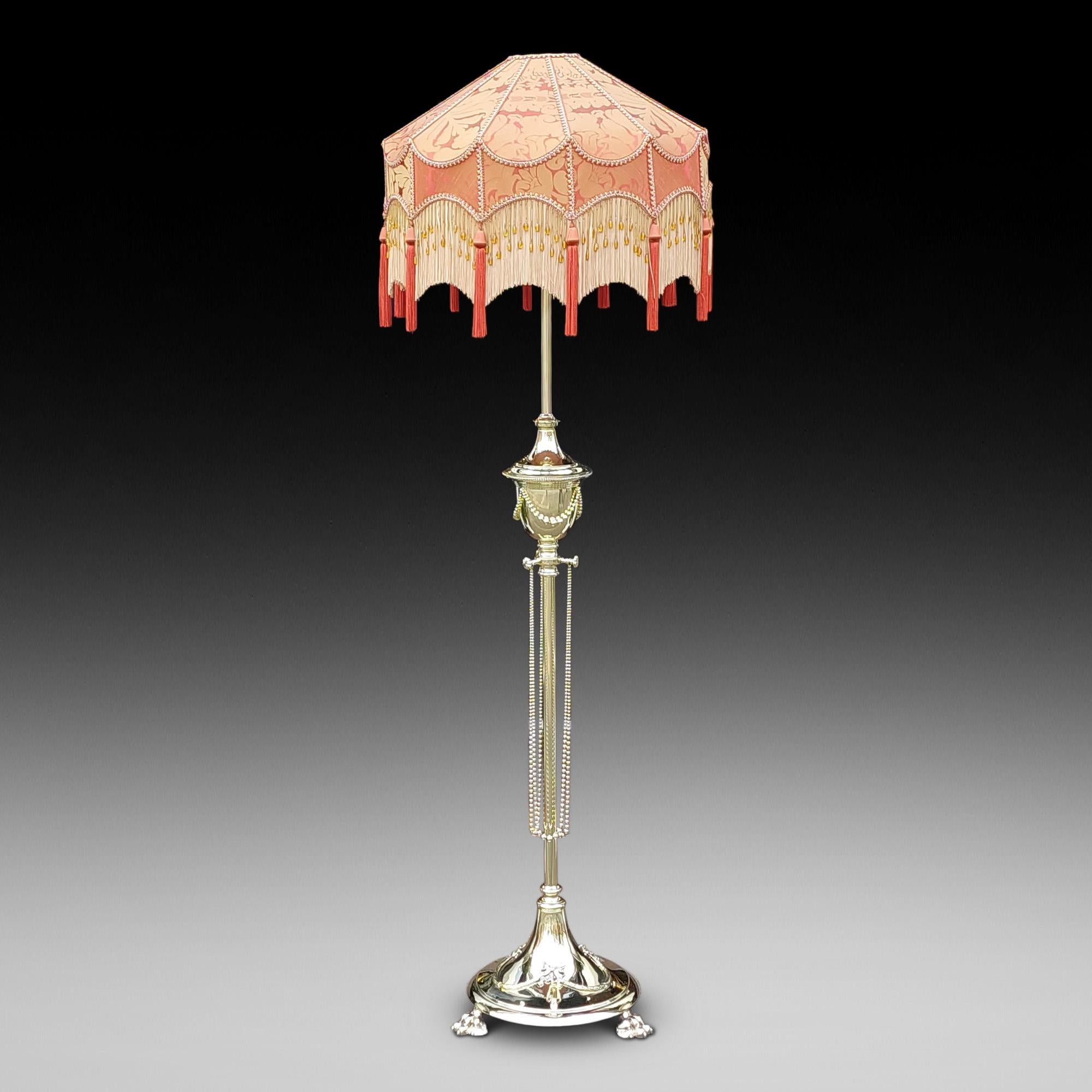 Lampe à huile standard en laiton de la fin du XIXe siècle, en forme d'urne sur une colonne réglable de style classique, avec une base circulaire ornée de couronnes et de nœuds, sur des pieds en patte de lion - convertie à l'électricité - 22