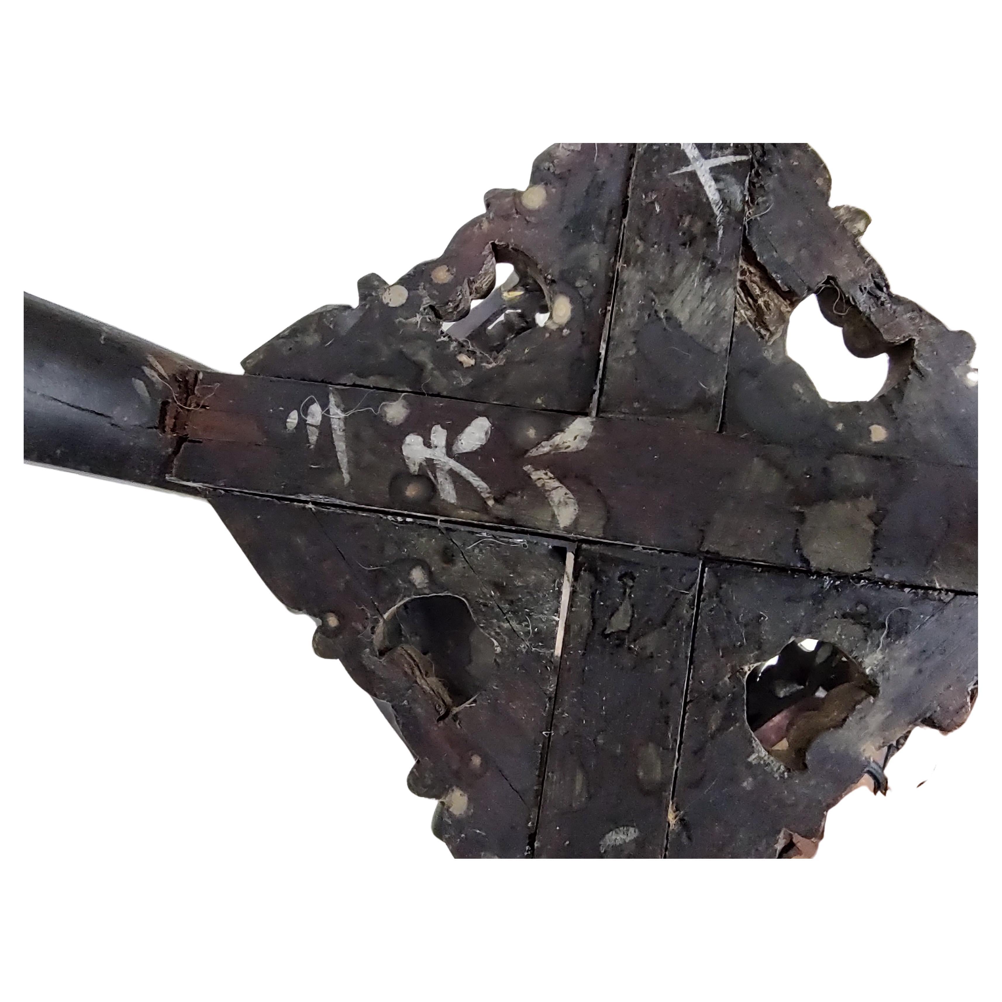 Antigua mesa auxiliar artesanal china de palisandro con tapa de mármol rojo. Calado tallado con rosetas. En excelente estado antiguo, con un desgaste mínimo. Se puede enviar por paquete.