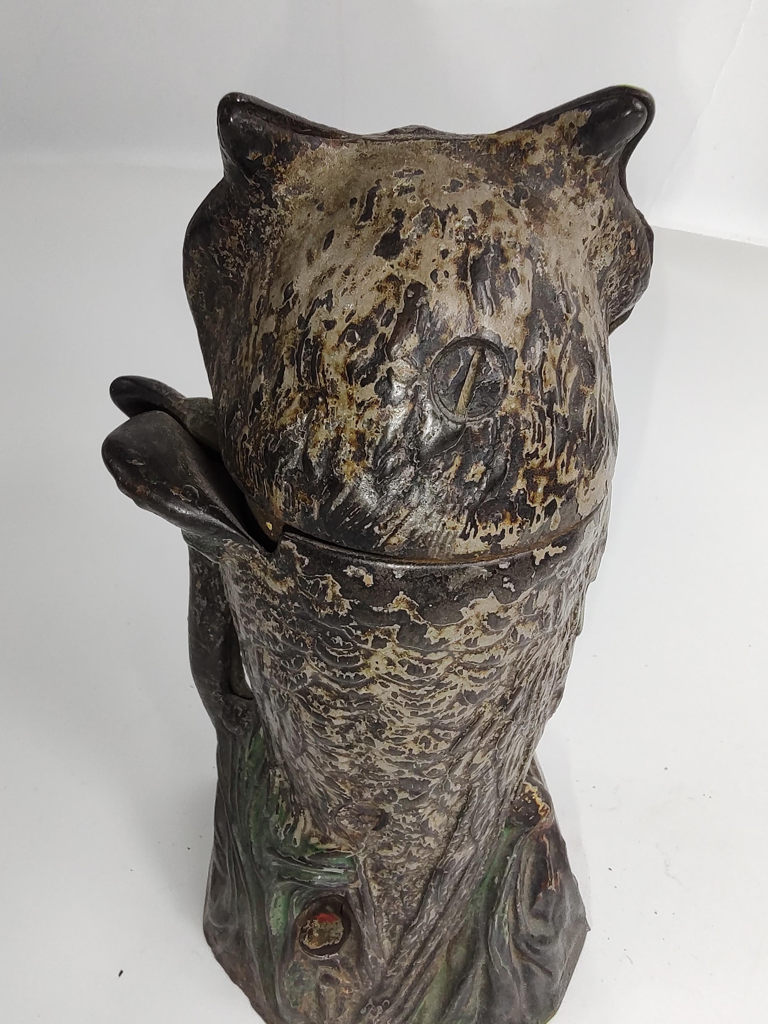 Late 19th Century Cast Iron Owl Bank with a Turning Head and Glass Eyes, 1880 For Sale 3
