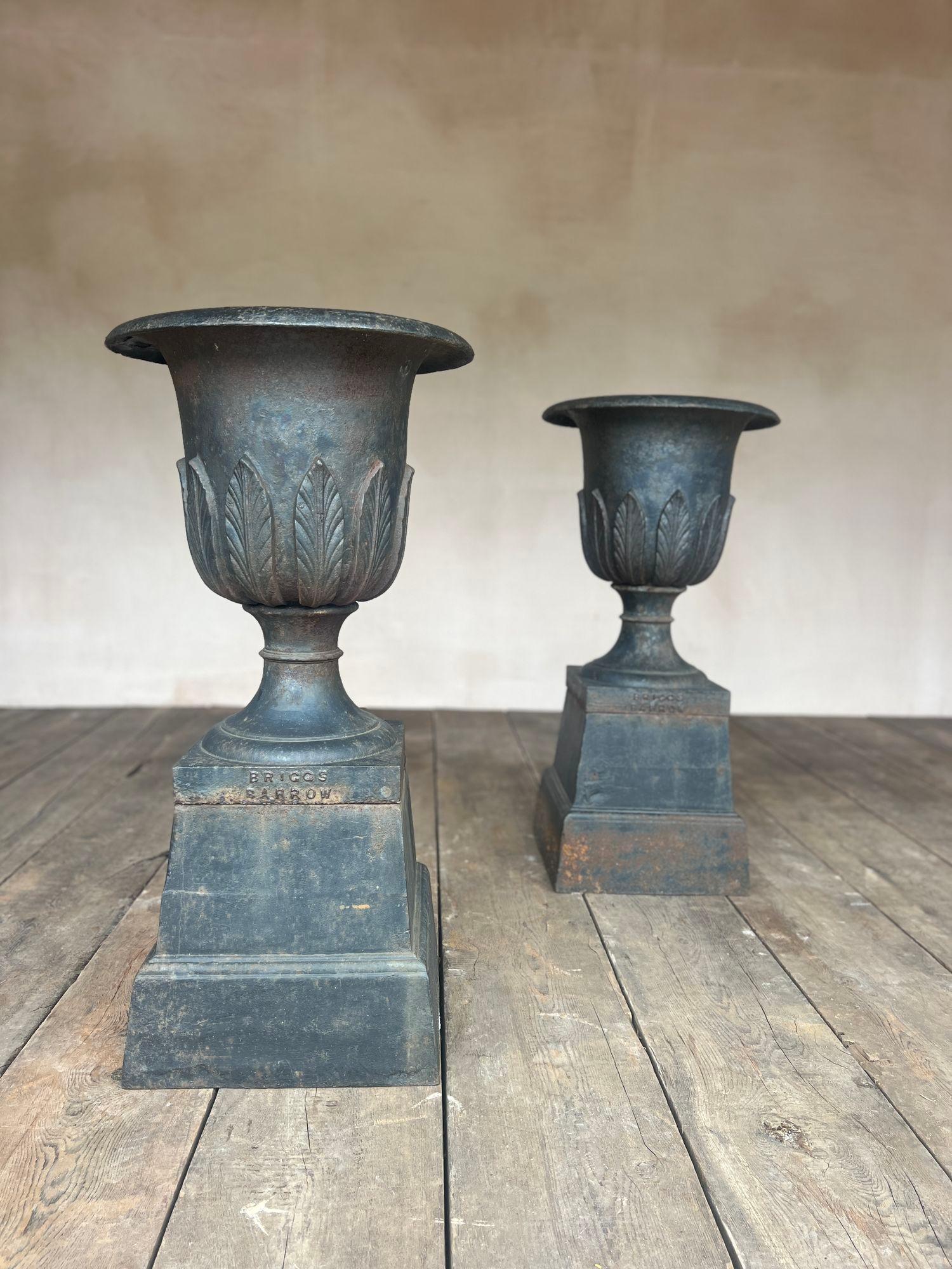 Une rare paire d'urnes Briggs-Barrow. Vers 1880. Coulée à Briggs-Barrow par la fonderie Briggs. Ils fabriquaient toutes sortes d'articles, y compris des panneaux de police, des colonnes et des tuyaux pour les conduites de gaz et d'eau, etc.
Nous