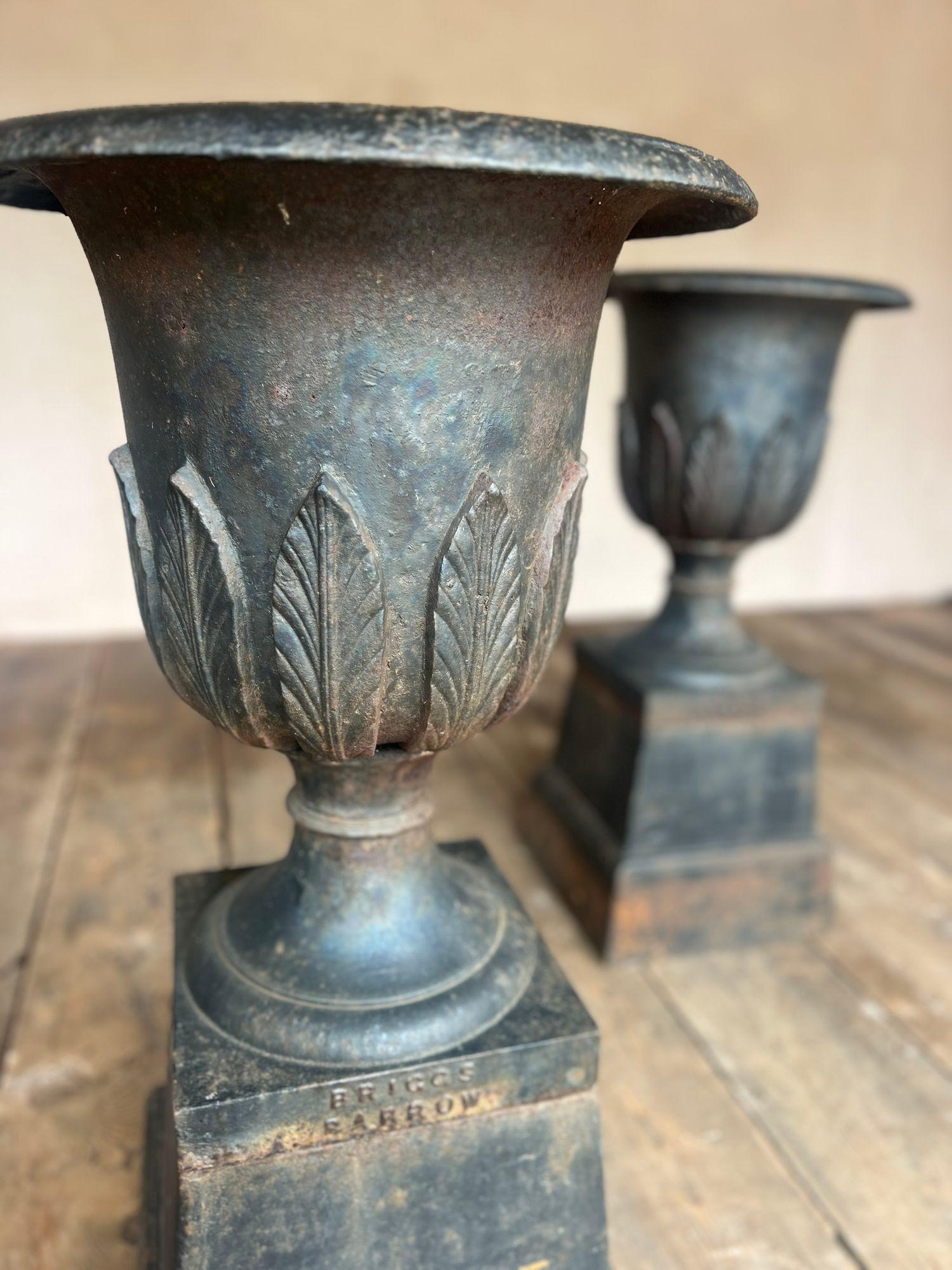 Urnes en fonte de la fin du 19e siècle de la fonderie Briggs Bon état à Grange-Over-Sands, GB