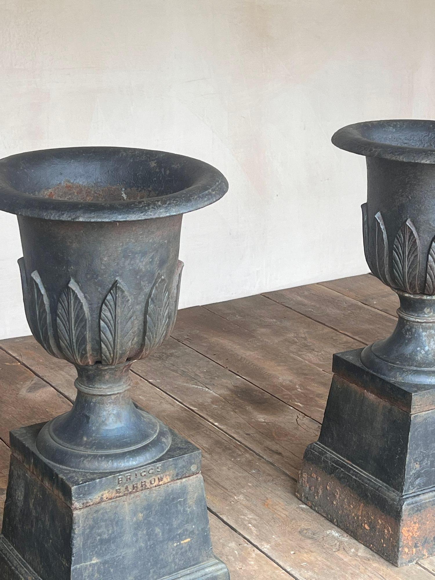 Fer Urnes en fonte de la fin du 19e siècle de la fonderie Briggs