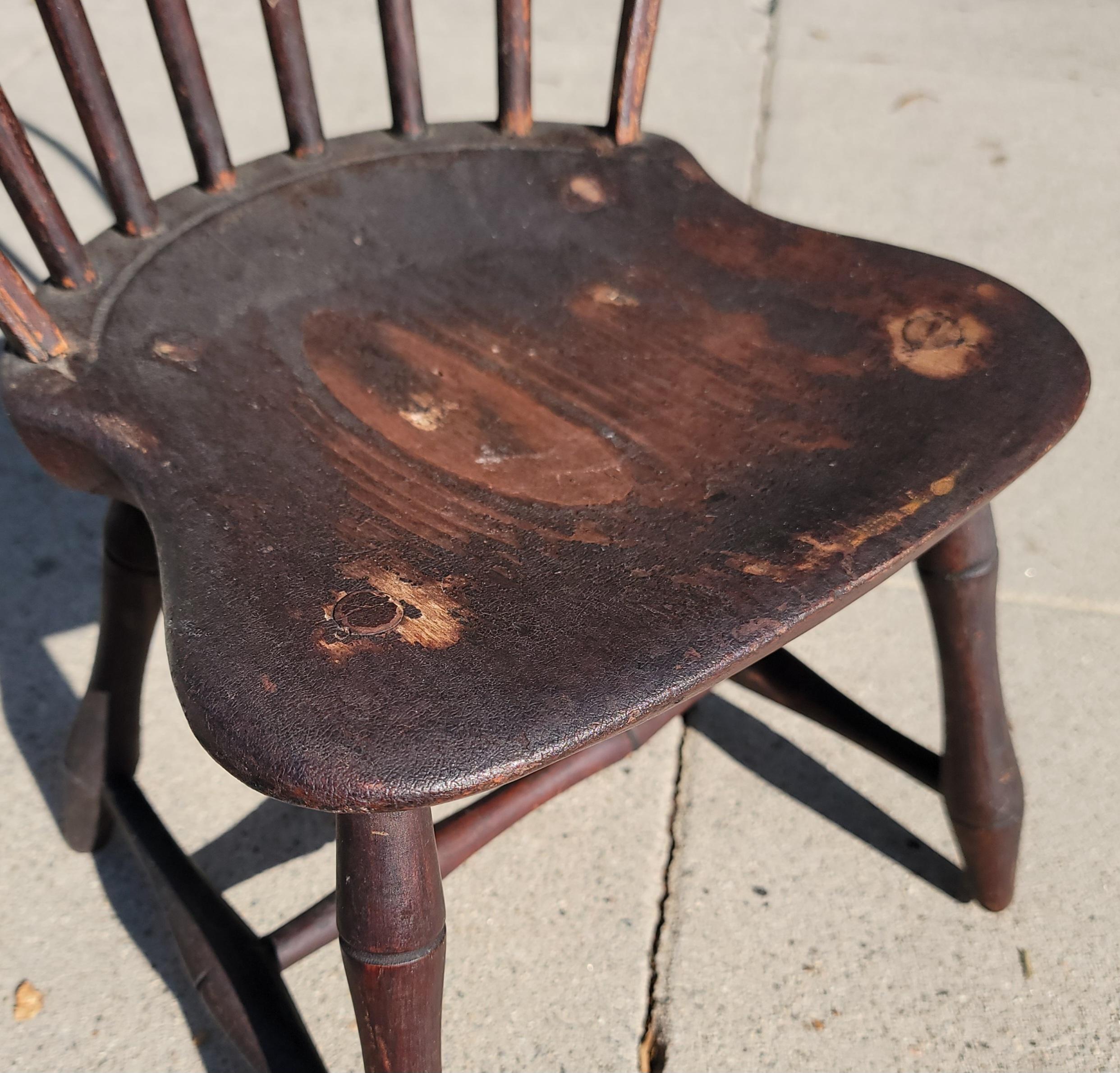 18Thc Chaise Windsor d'enfant fabriquée à la main avec surface peinte en rouge d'origine. Cette chaise Windsor à dossier arqué provient de la Nouvelle Angleterre et est en très bon état. Cette chaise provient d'une collection vieille de cinquante