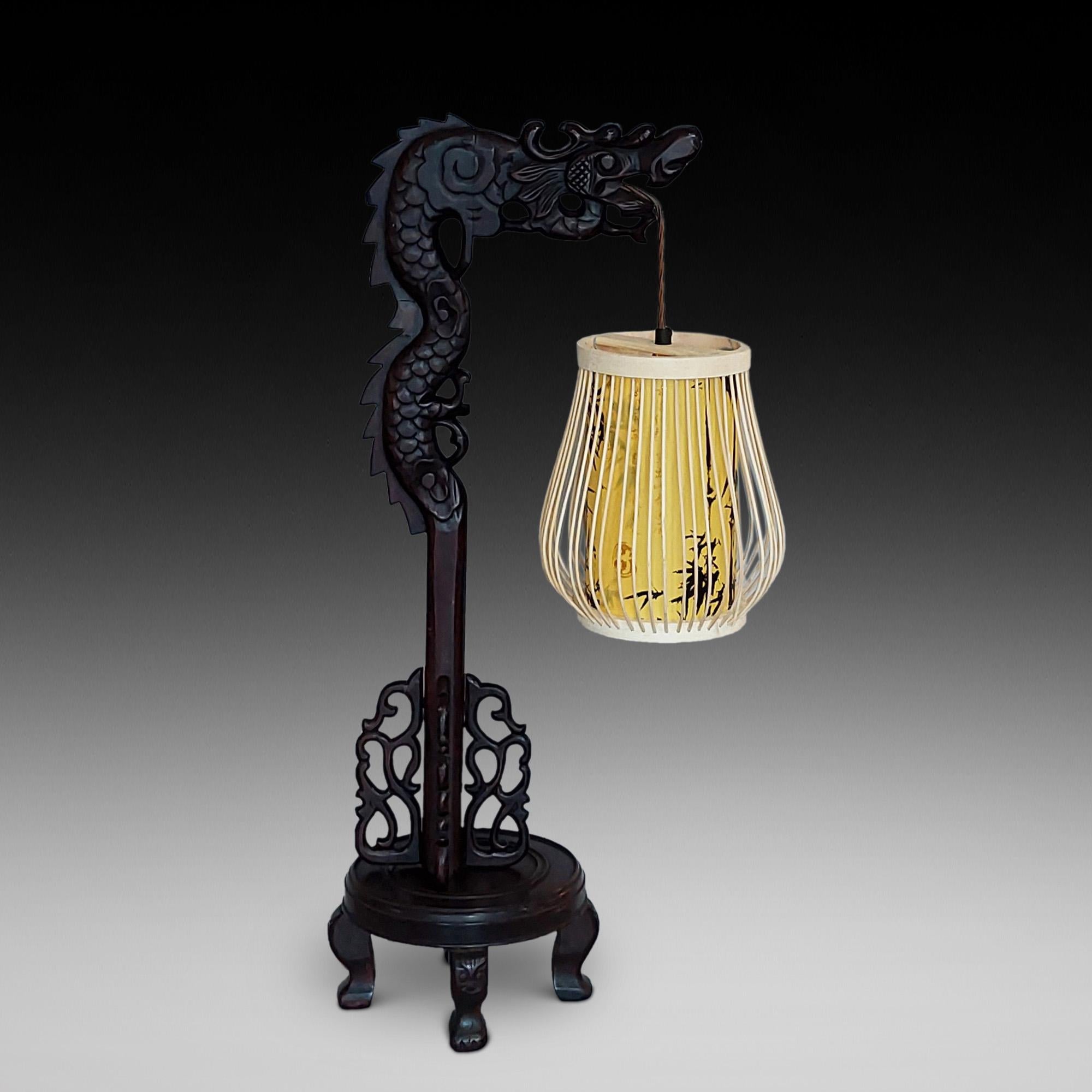 Farol/Gong de madera dura de importación china de finales del siglo XIX - en forma de cabeza de dragón sobre una base circular con una pantalla de papel pintado y bambú - 16 