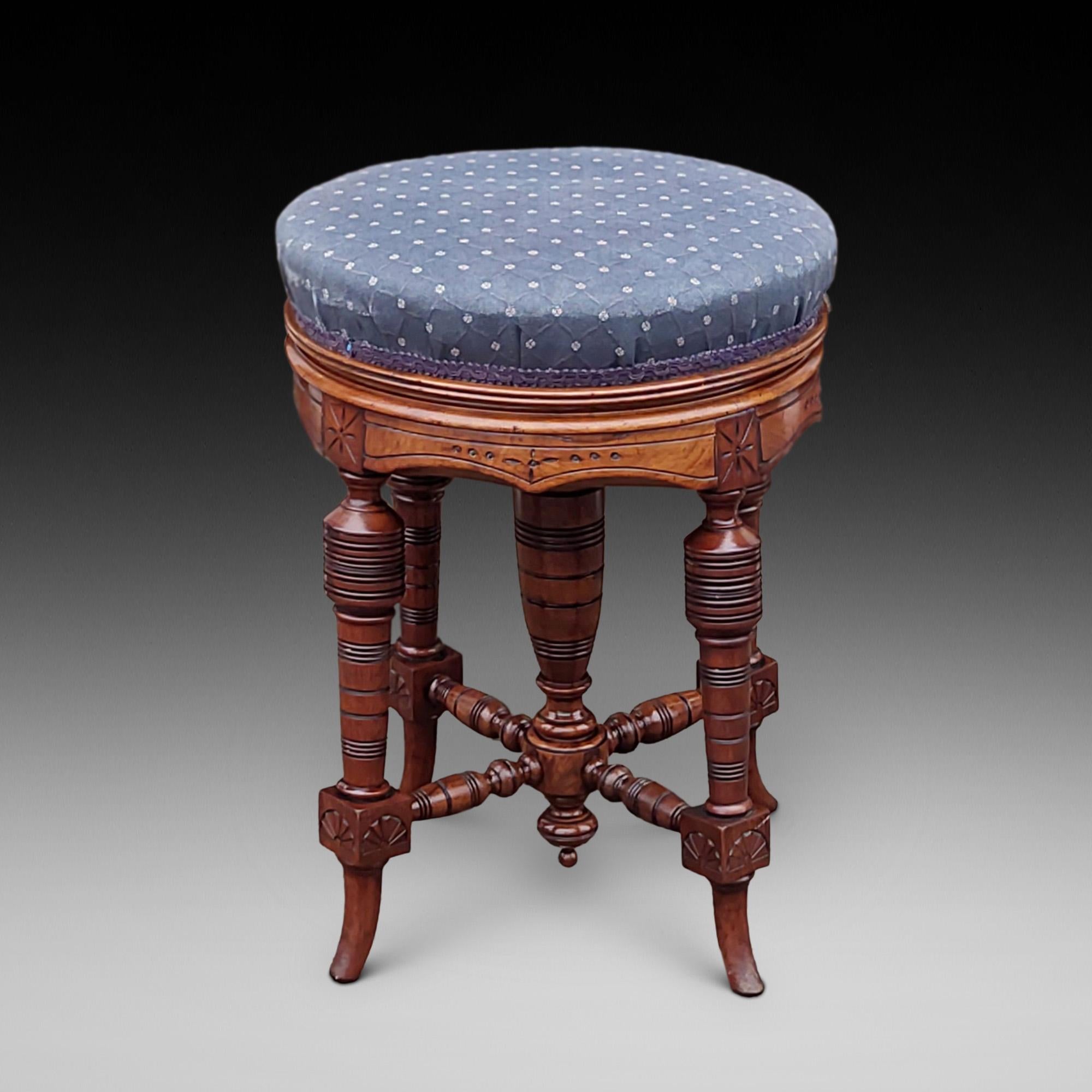 Tabouret de piano circulaire tournant en noyer de la fin du 19e siècle sur des pieds tournés et évasés reliés par une traverse en X - 13.5 