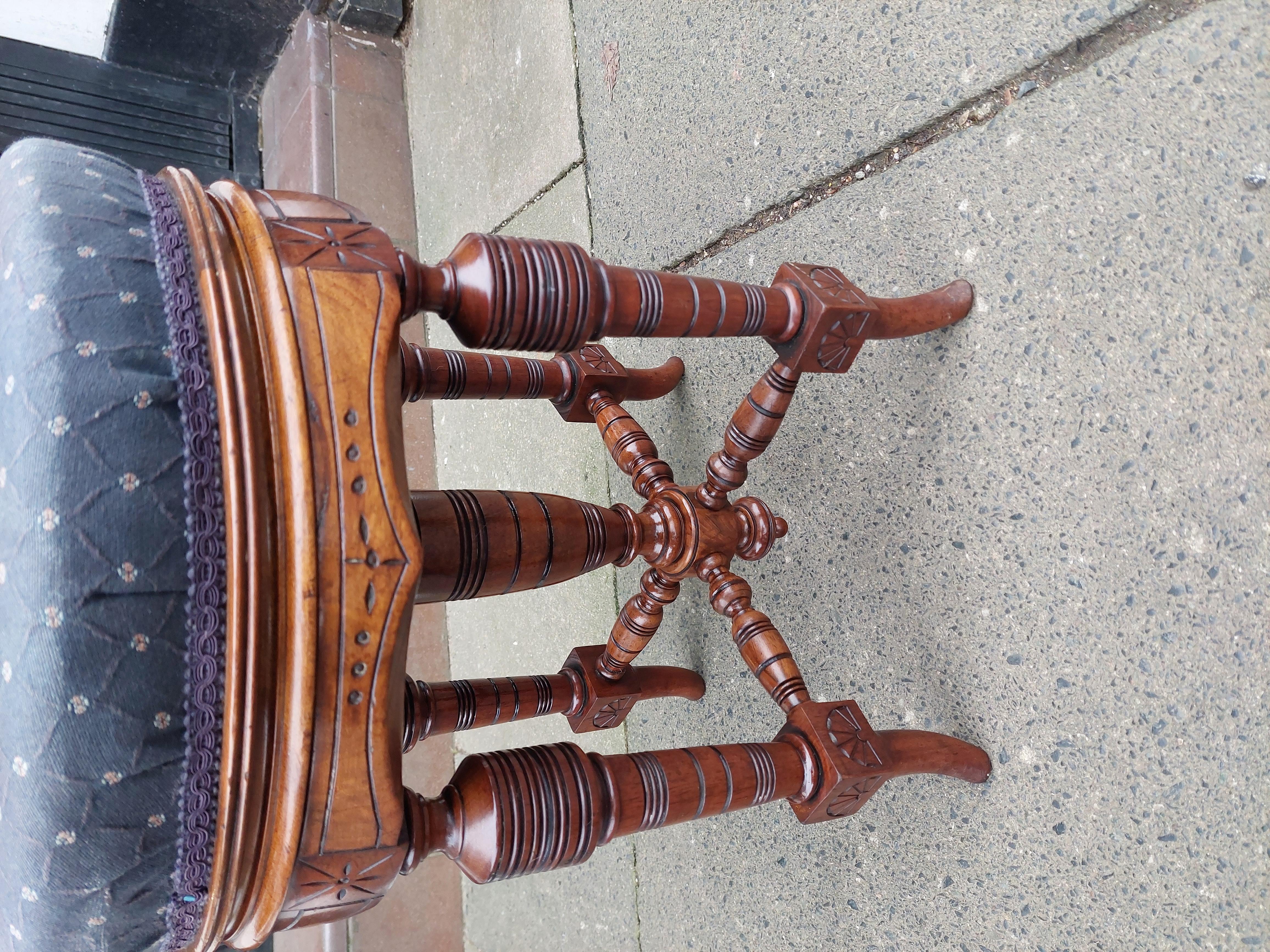 Mouvement esthétique Tabouret de piano circulaire tournant en noyer de la fin du XIXe siècle en vente