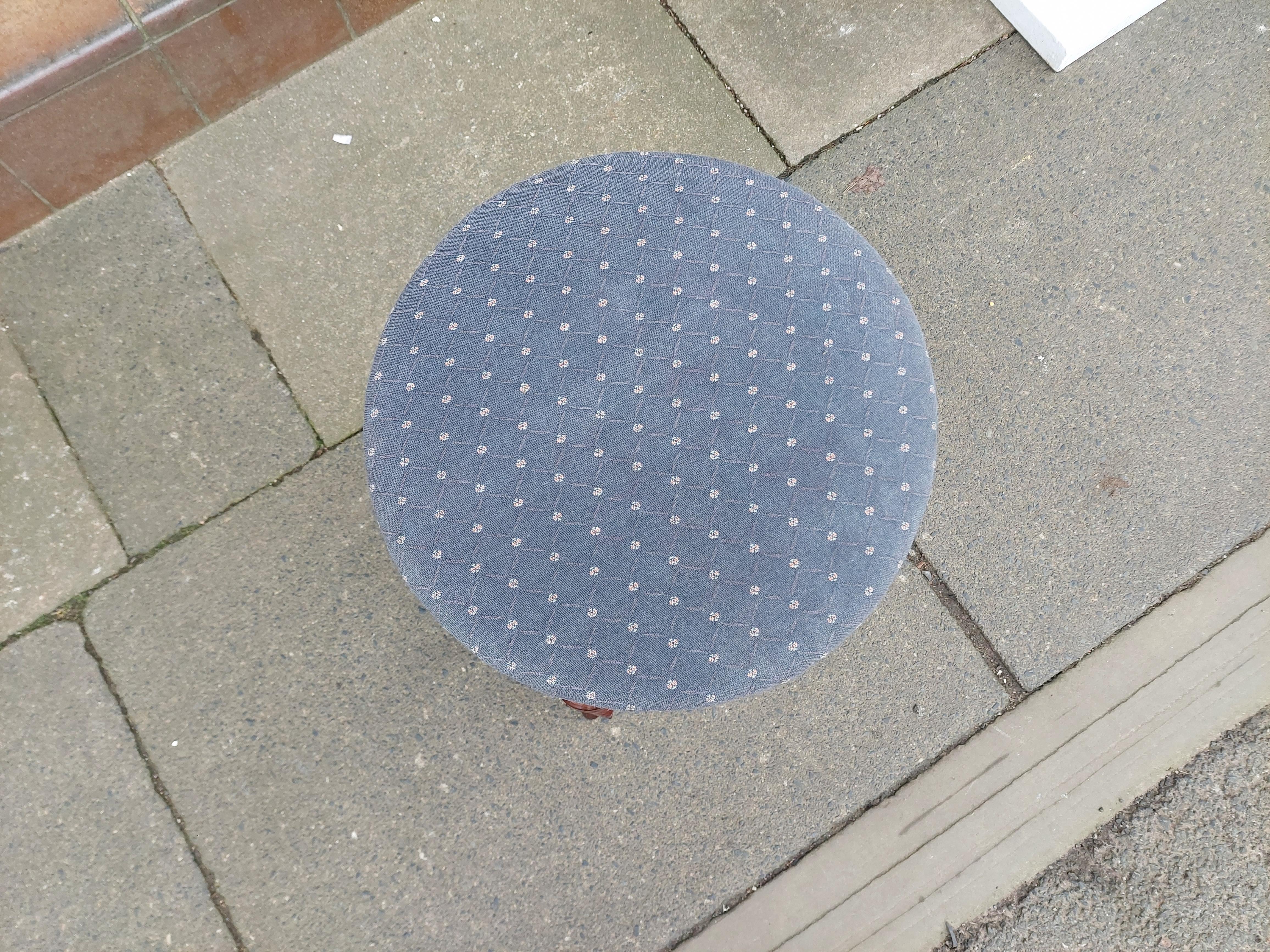 Tabouret de piano circulaire tournant en noyer de la fin du XIXe siècle Bon état - En vente à Altrincham, GB