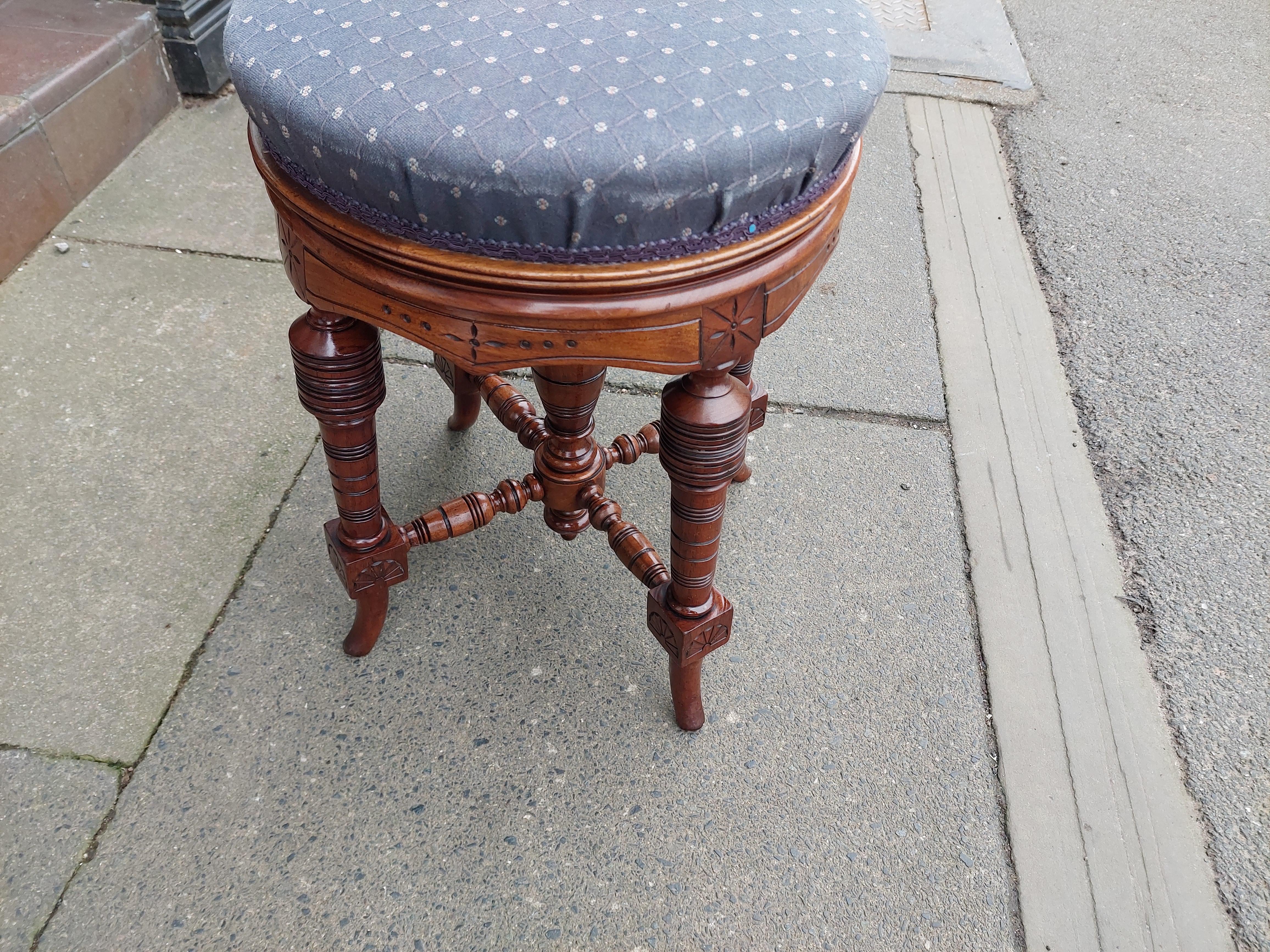 Fin du XIXe siècle Tabouret de piano circulaire tournant en noyer de la fin du XIXe siècle en vente