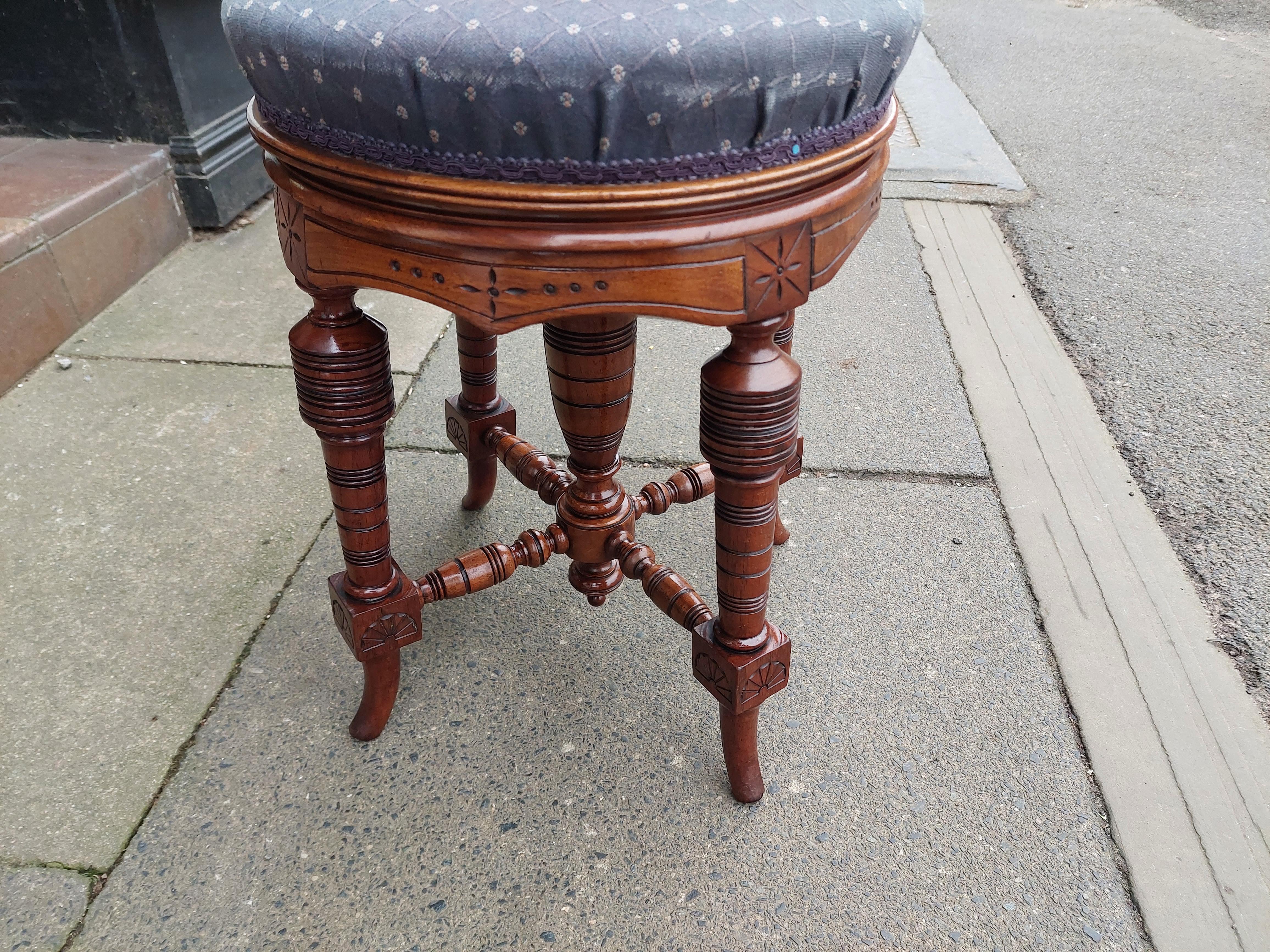 Noyer Tabouret de piano circulaire tournant en noyer de la fin du XIXe siècle en vente