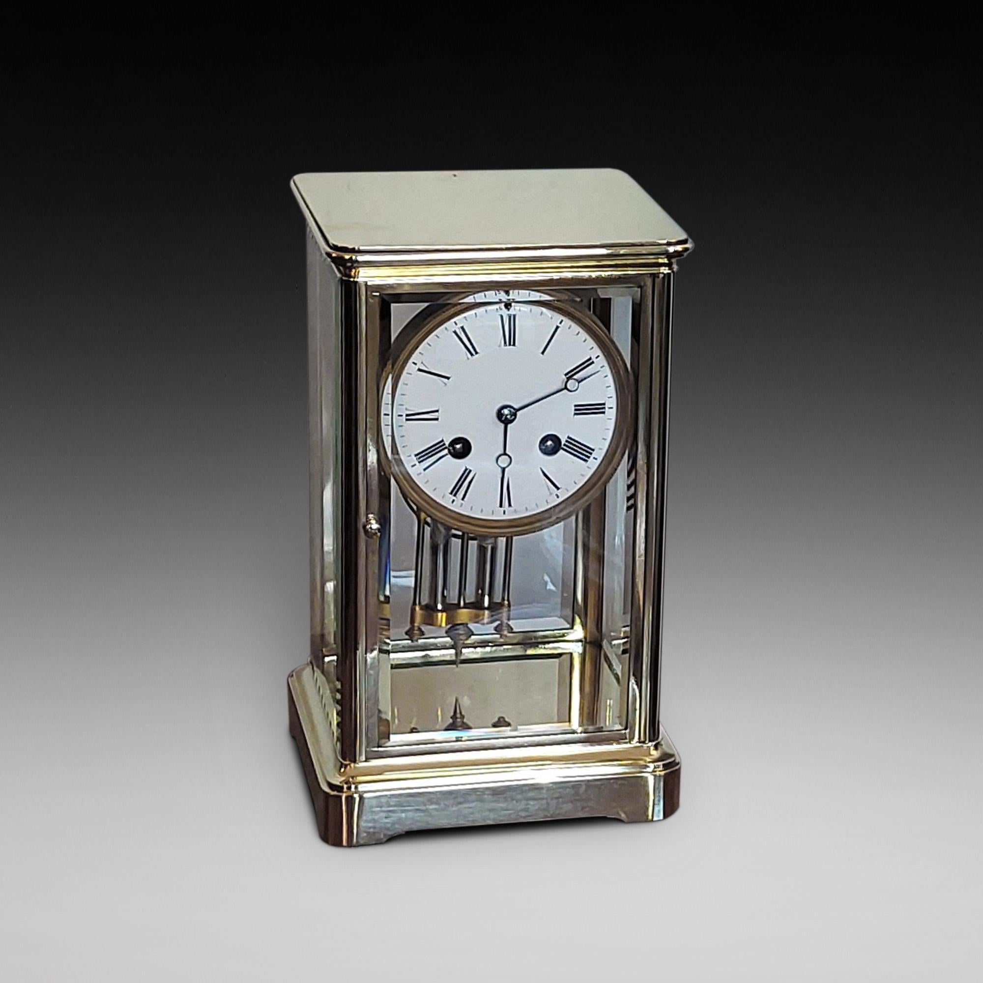 Reloj de chimenea francés con caja de latón y cristal de finales del siglo XIX Francés en venta