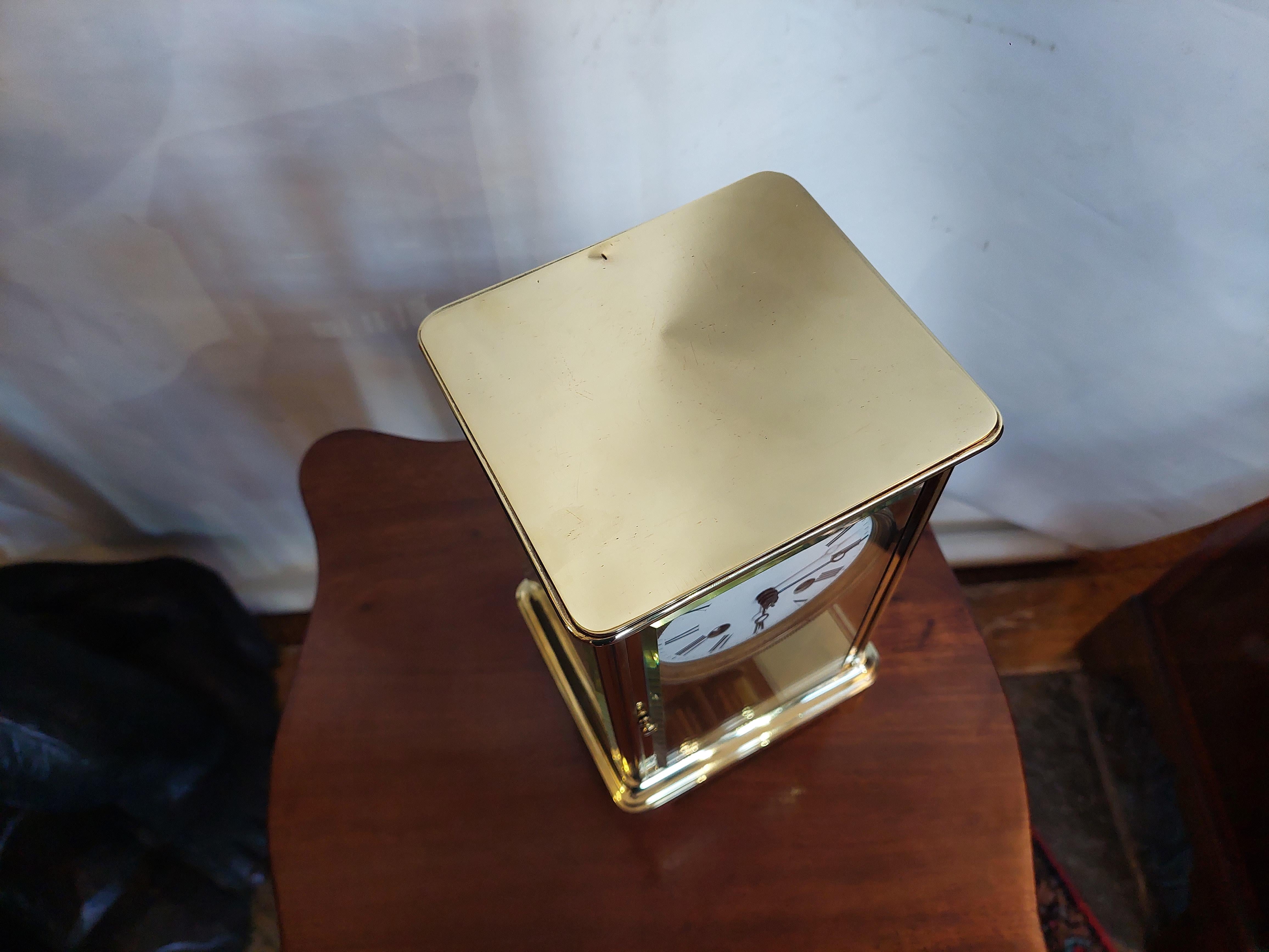 Reloj de chimenea francés con caja de latón y cristal de finales del siglo XIX Latón en venta